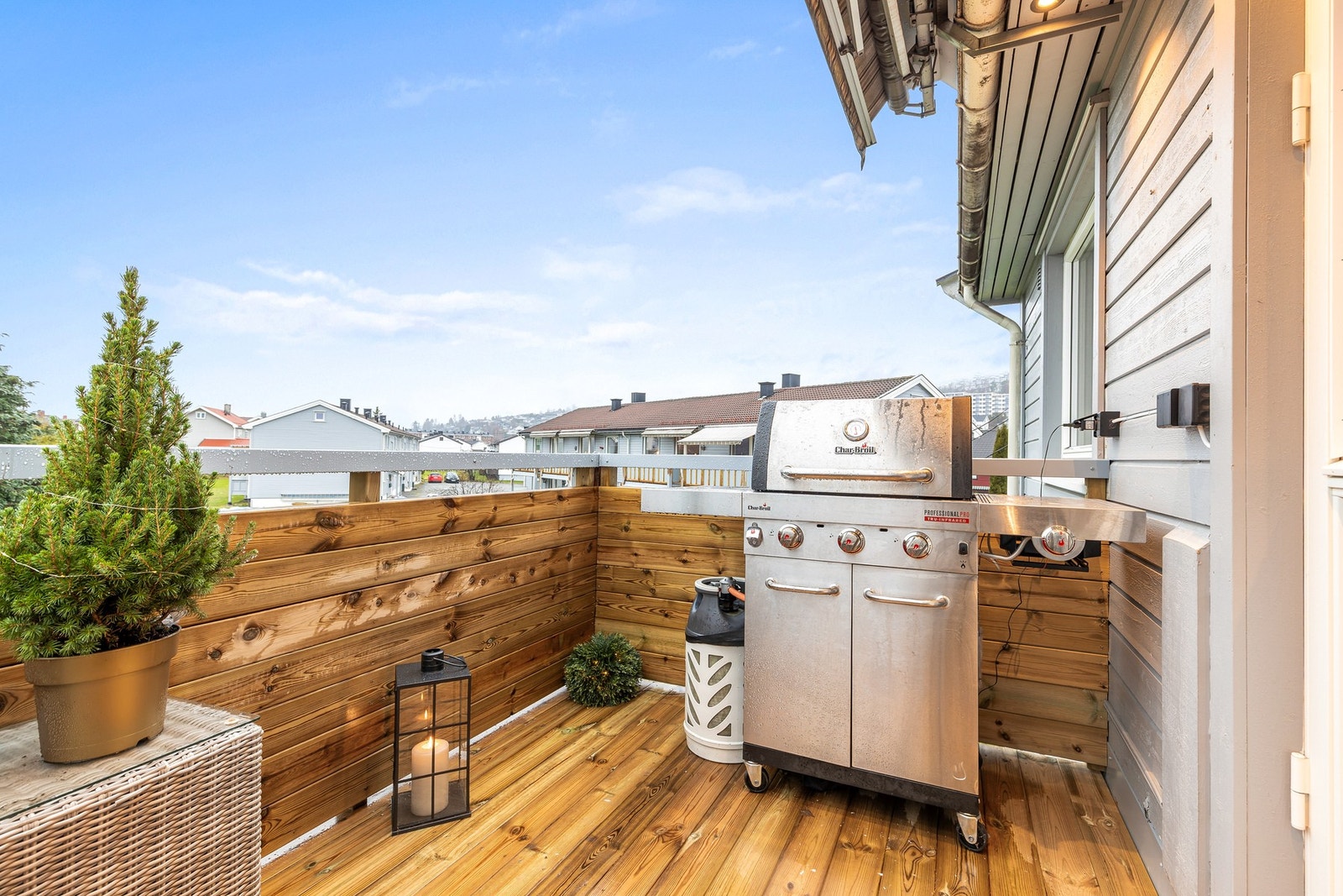 Her har du god plass til ønsket utemøblement Galleribilde