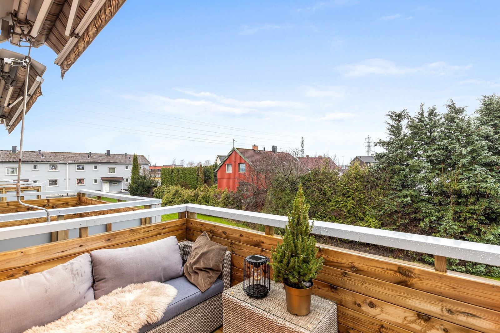 Balkongen har gode solforhold og rekkverk av tre og metall Galleribilde