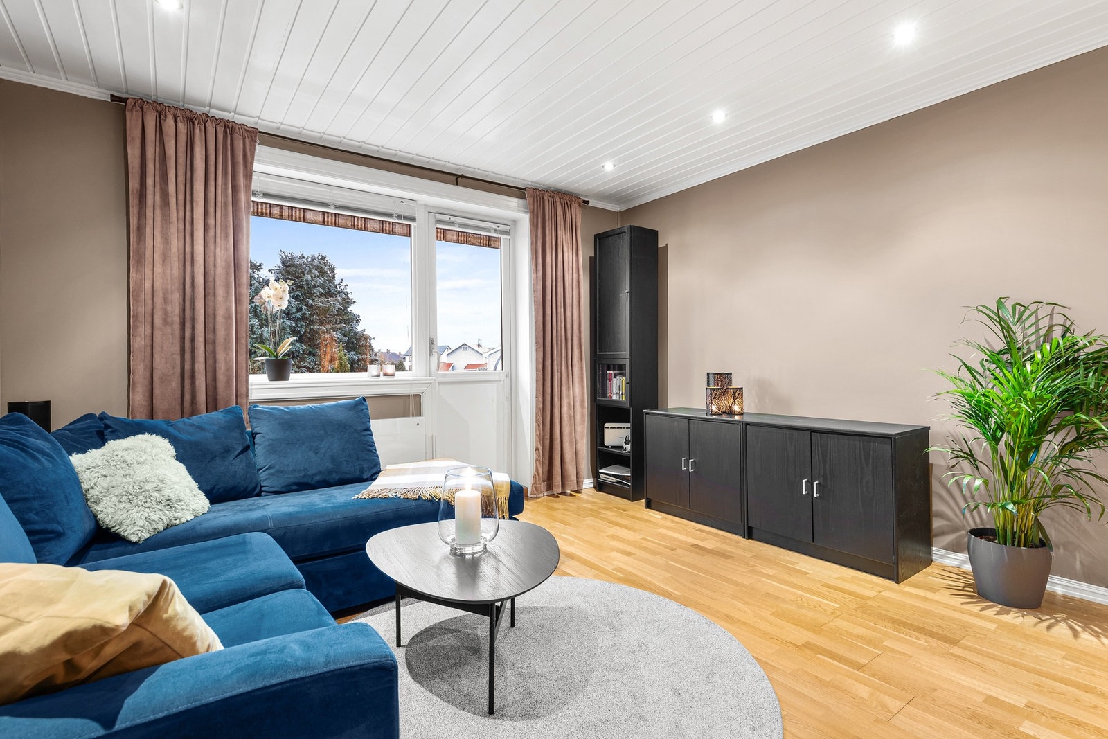 Fra stuen er det utgang til vestvendt balkong Galleribilde