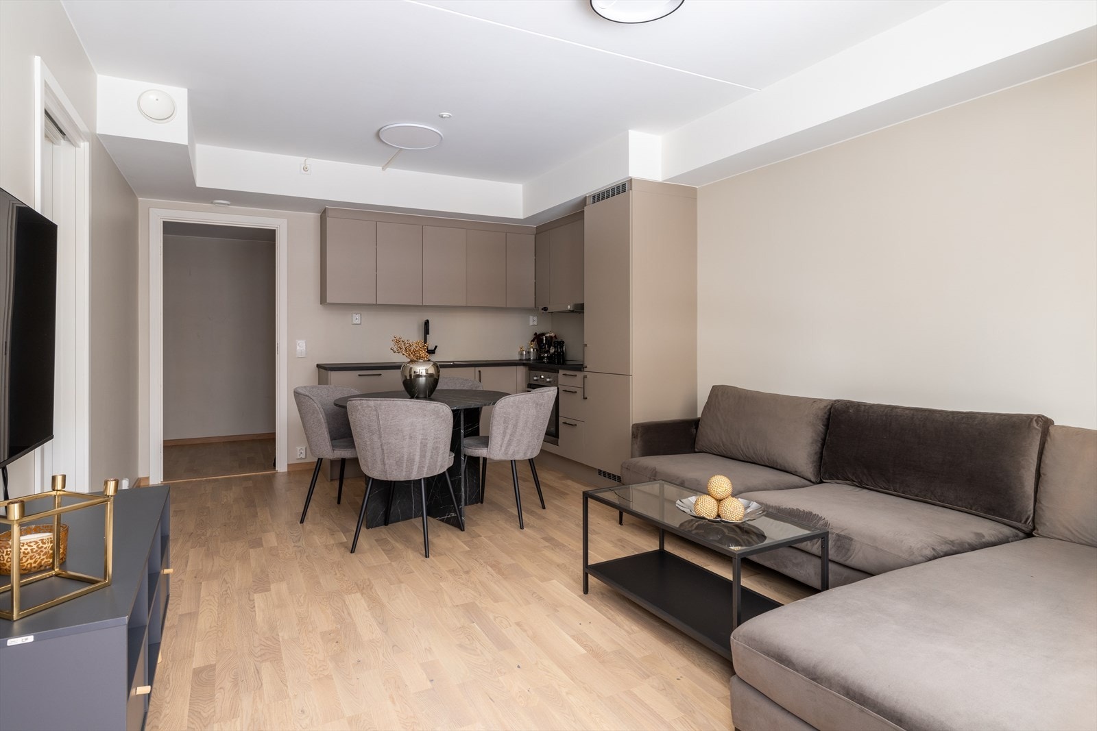 Romslig stue med flere møbleringsmuligheter og gode lysforhold fra vindusflatene Galleribilde