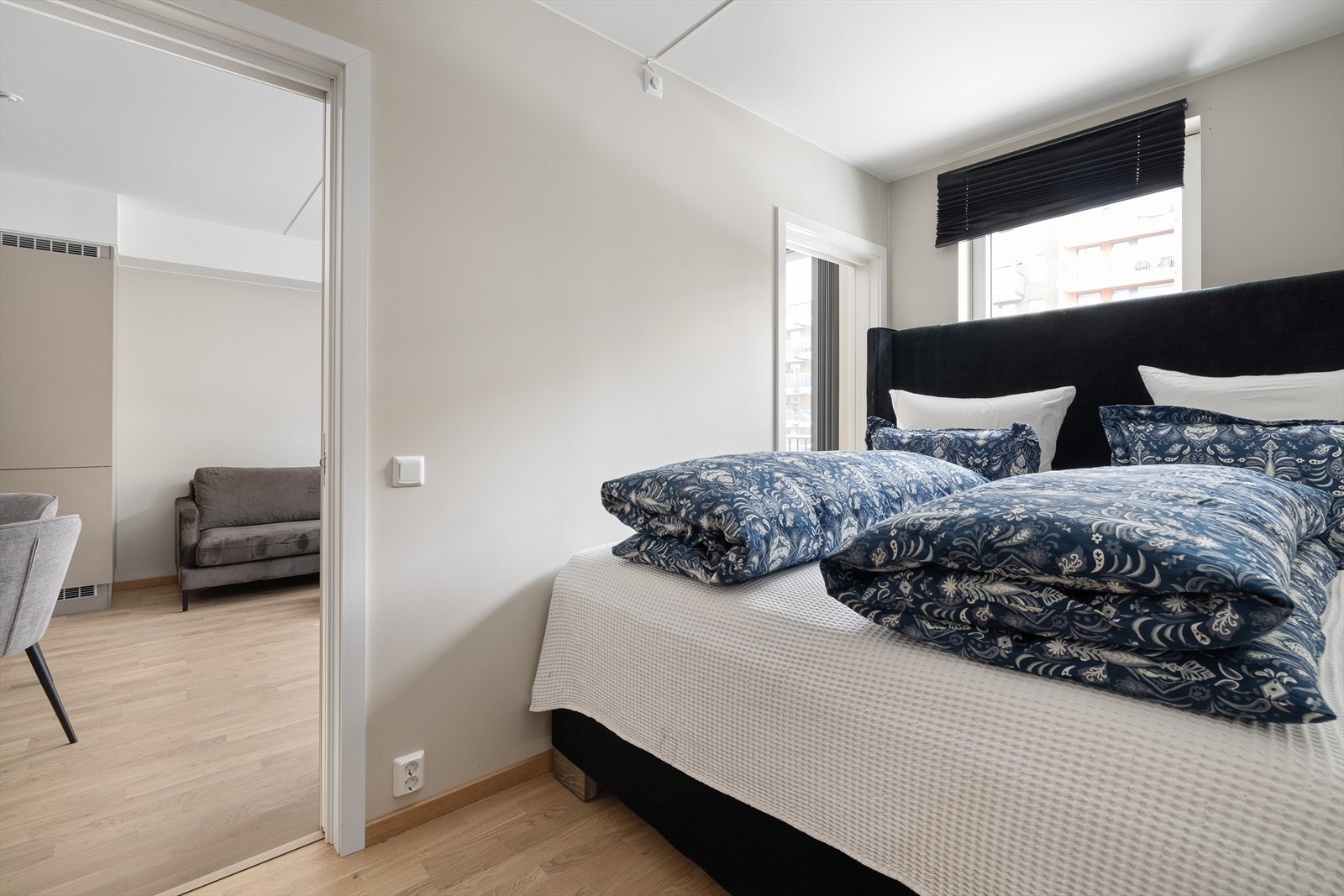 Romslig soverom med god plass til dobbeltseng og nattbord Galleribilde