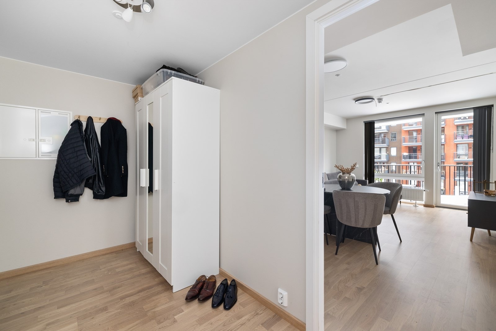 Romslig entrè med god lagringsplass Galleribilde