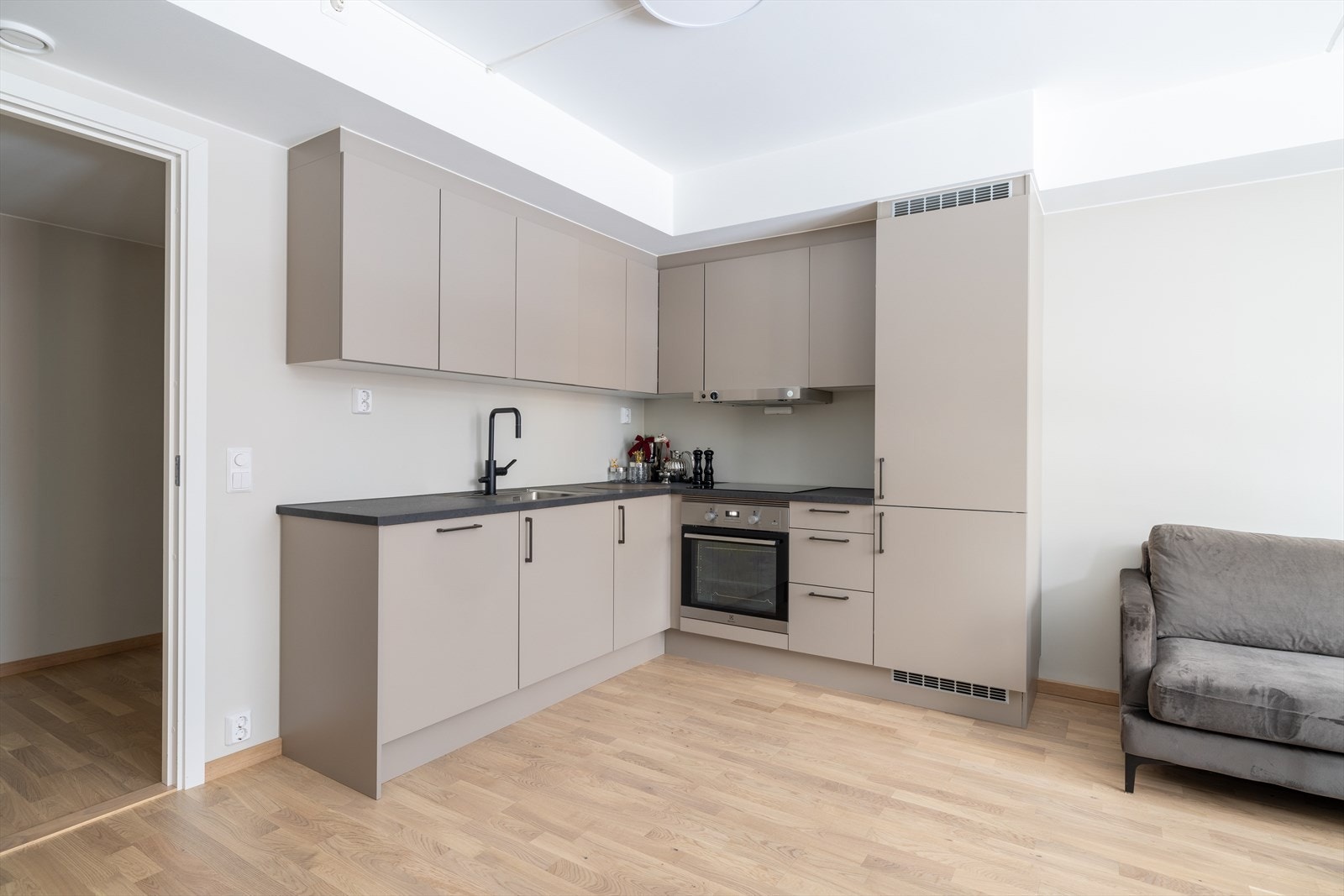 Stilrent kjøkken med integrerte hvitevarer Galleribilde