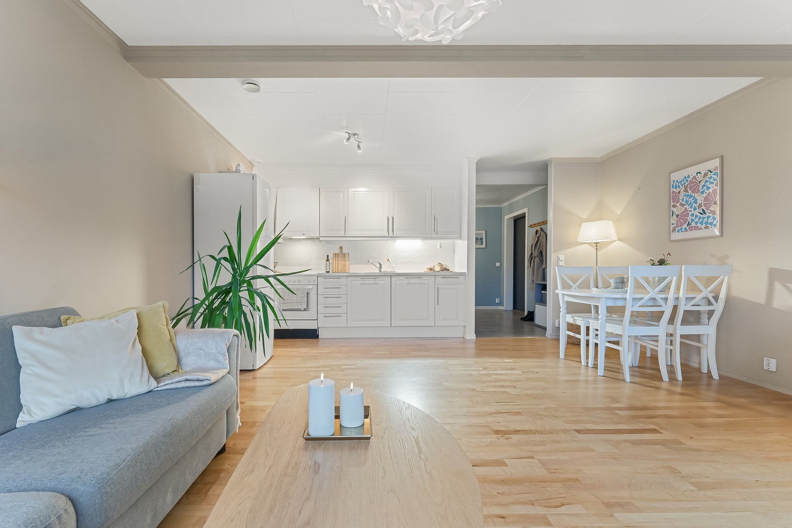 Kjøkken og stue har åpen planløsning Galleribilde