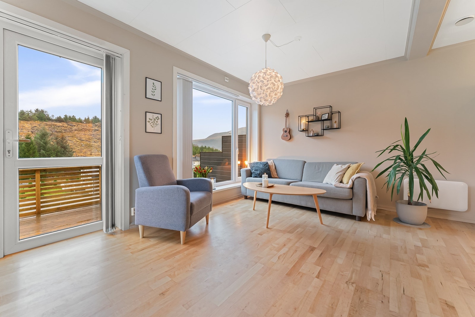 Stue med godt lysinnslipp. Galleribilde