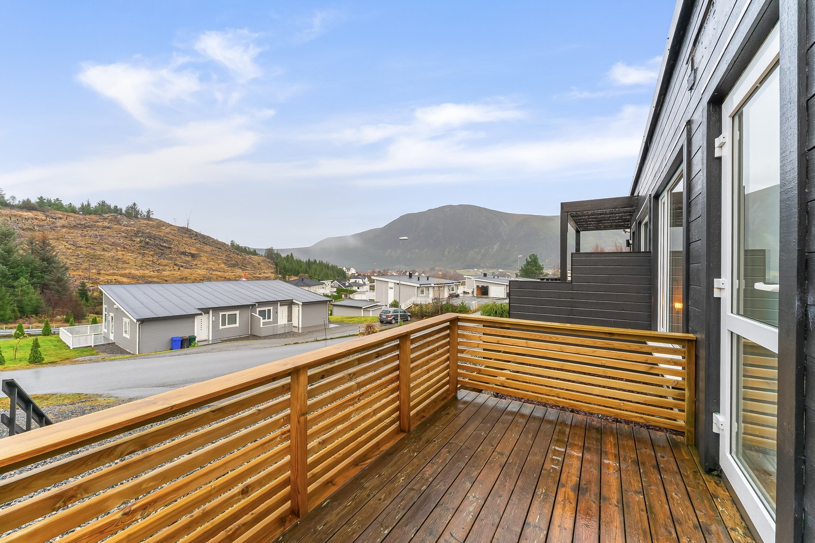 Boligen er fra 2013 og har kort vei til de fleste fasiliteter. Galleribilde