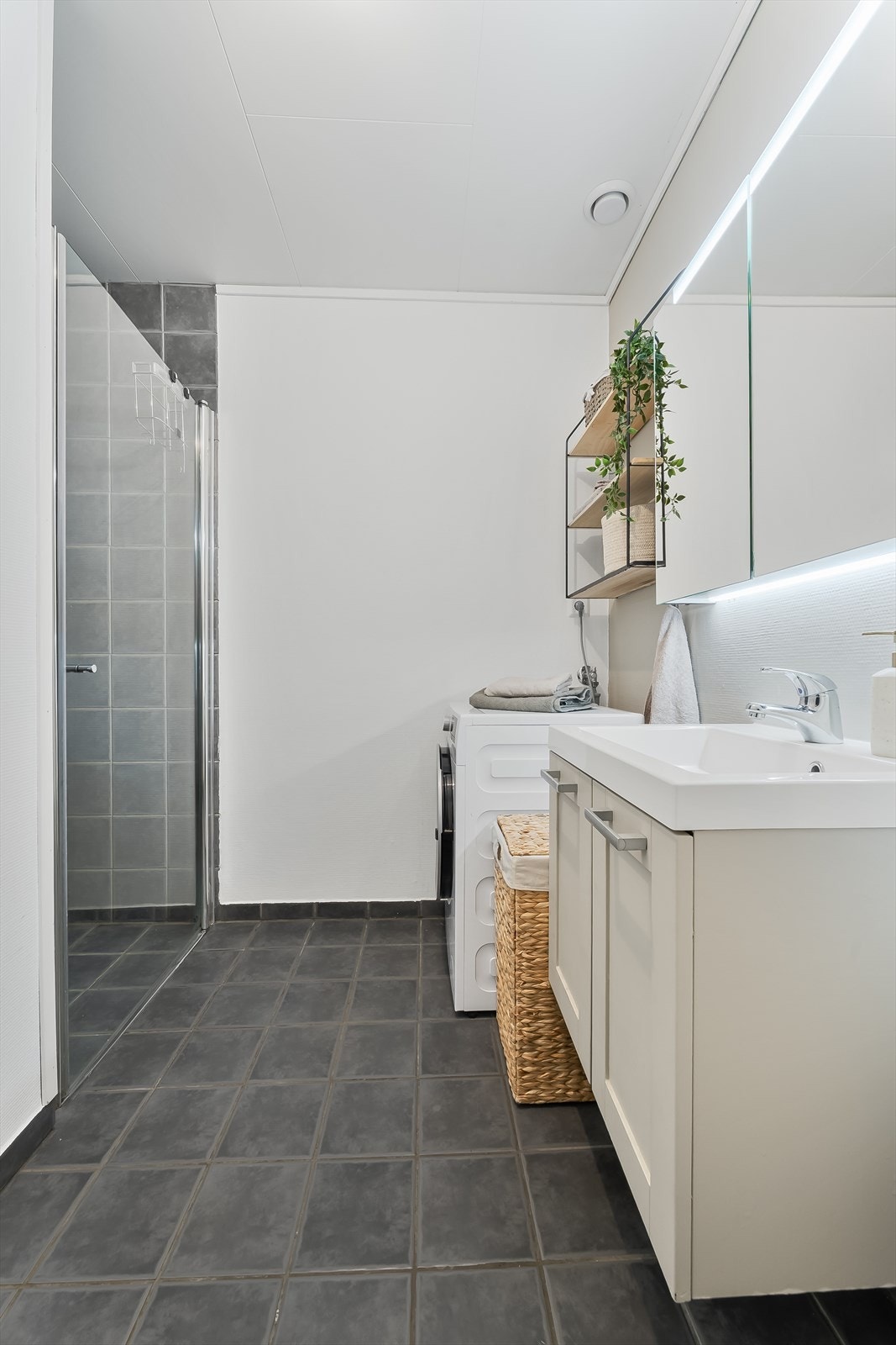 På badet er det også opplegg for vaskemaskin. Galleribilde