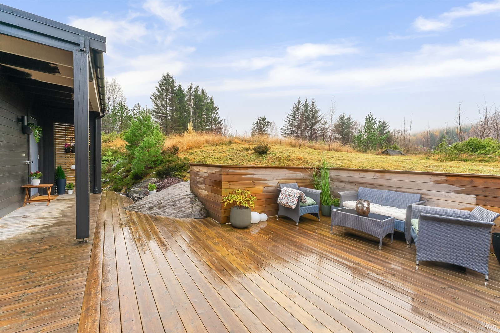 Romslig terrasse med god plass til utemøbler. Galleribilde