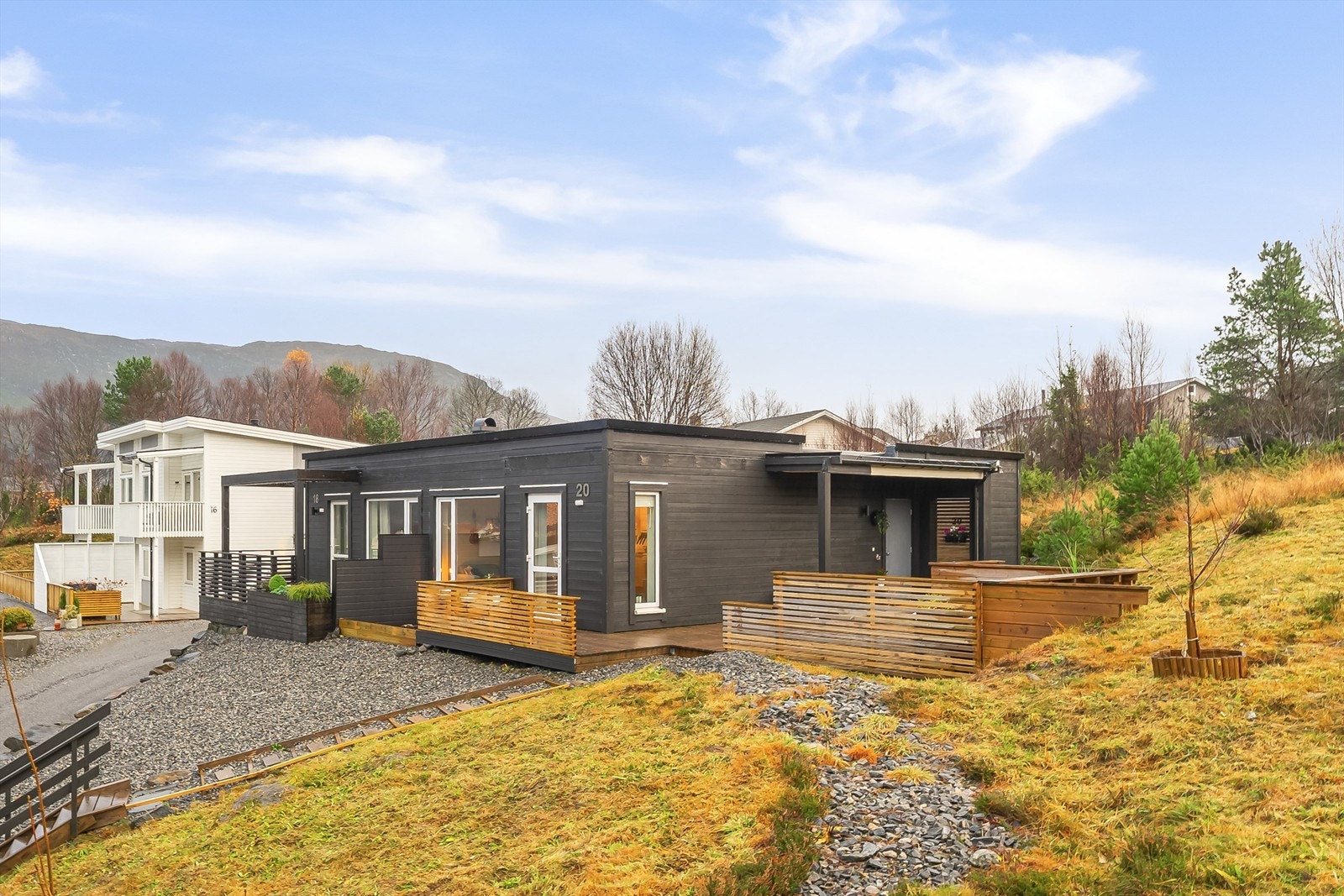 En flott vertikaldelt tomannsbolig beliggende i Sundgotmarka oppført i 2013. Galleribilde