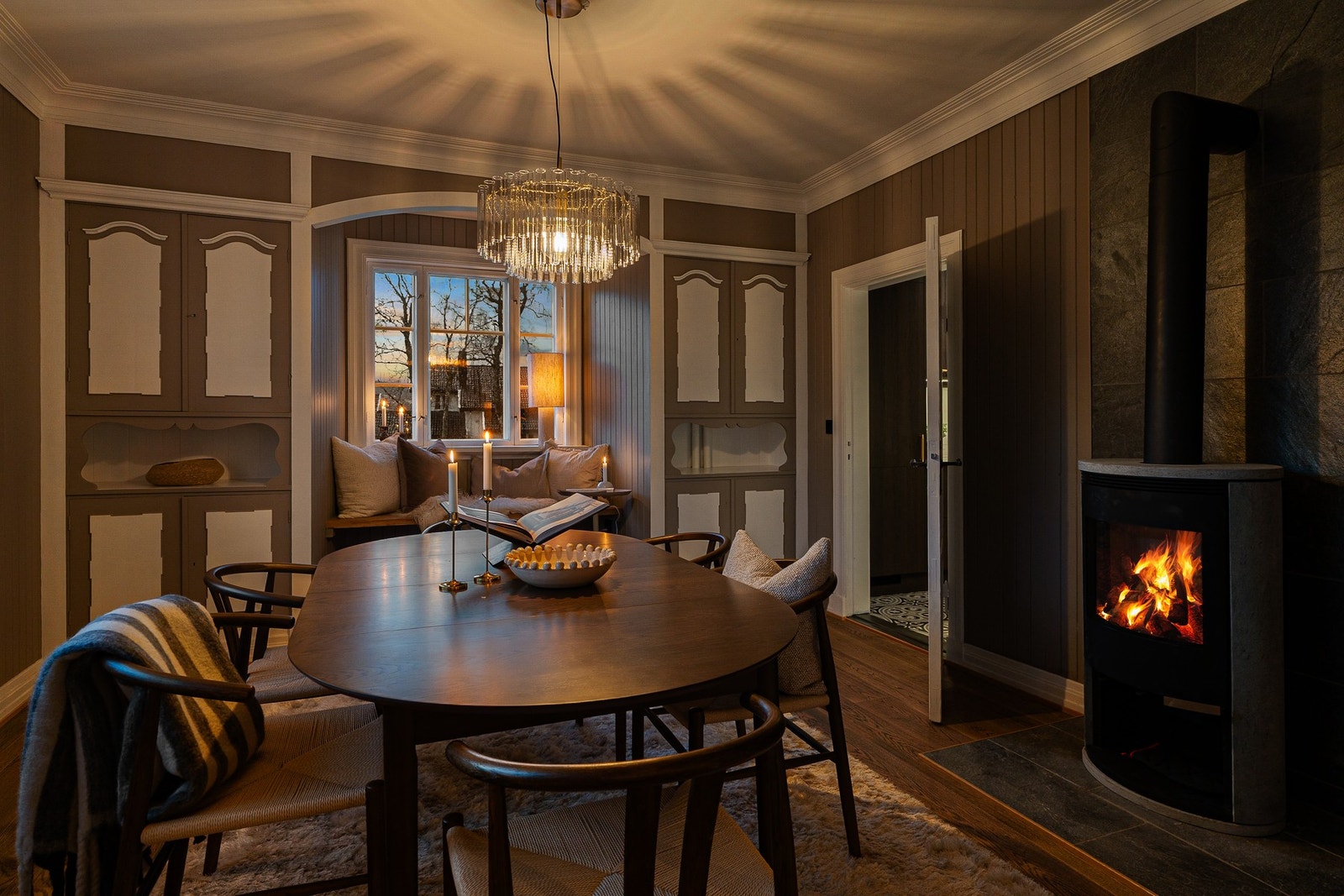 Boligen byr på store, luftige oppholdsrom med høy himling og doble tredører. Stue på stue, rom på rom - klassisk for de store, gamle husene. Galleribilde