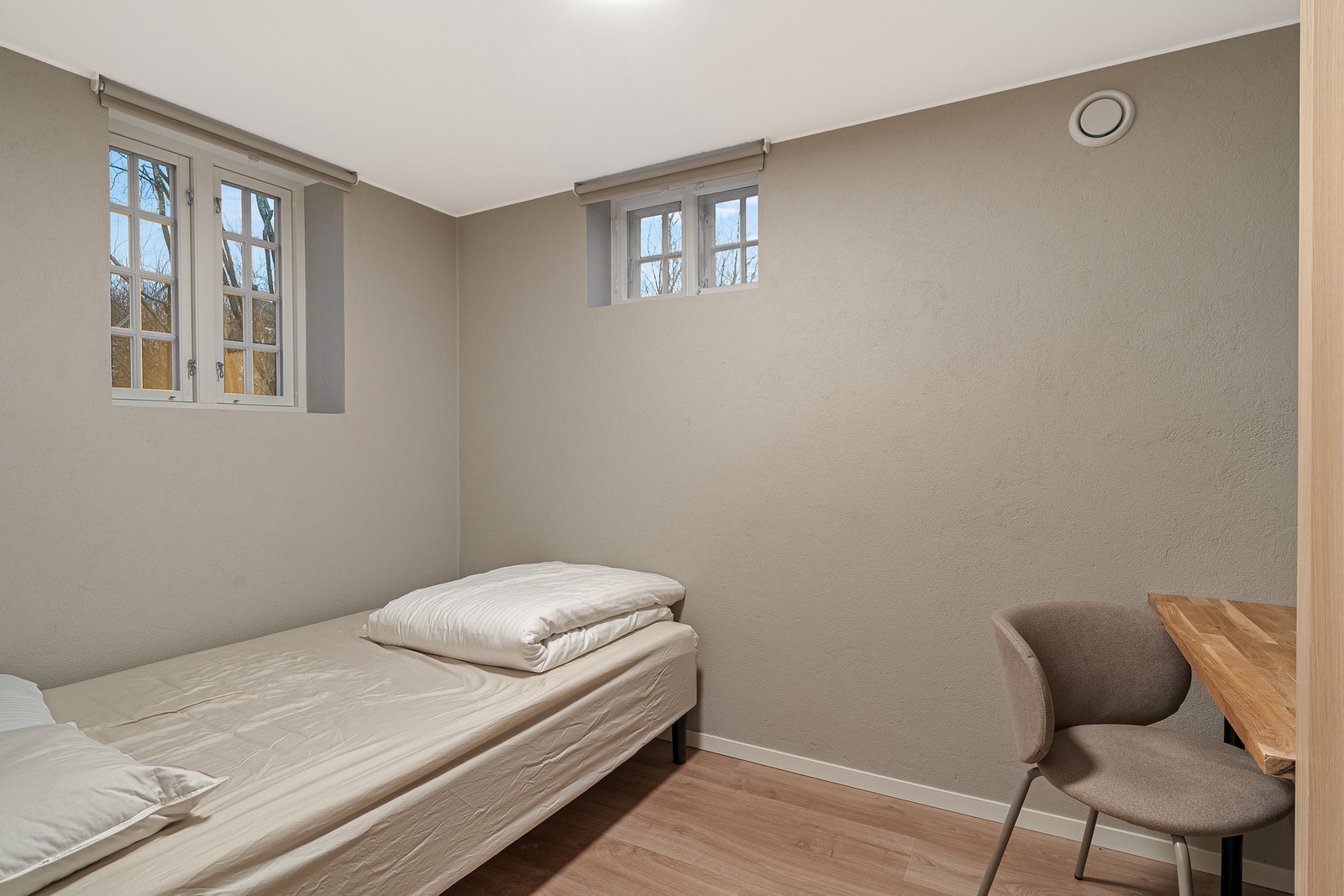 Soverom; 7 kvm.
Alle rom er innredet med 120 seng, skrivebord og garderobe. Galleribilde