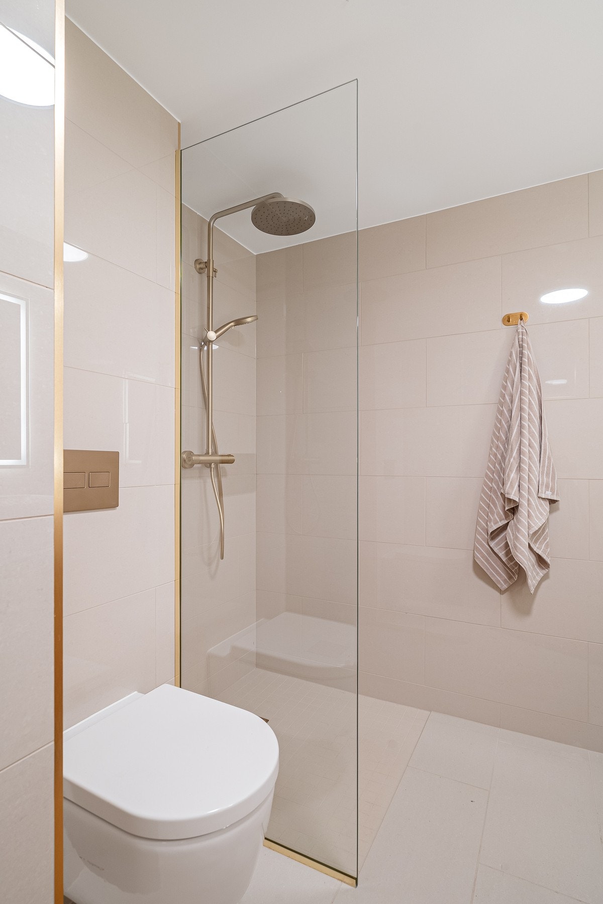 Hoveddelen har tillegg bod og teknisk rom i kjelleren. Galleribilde