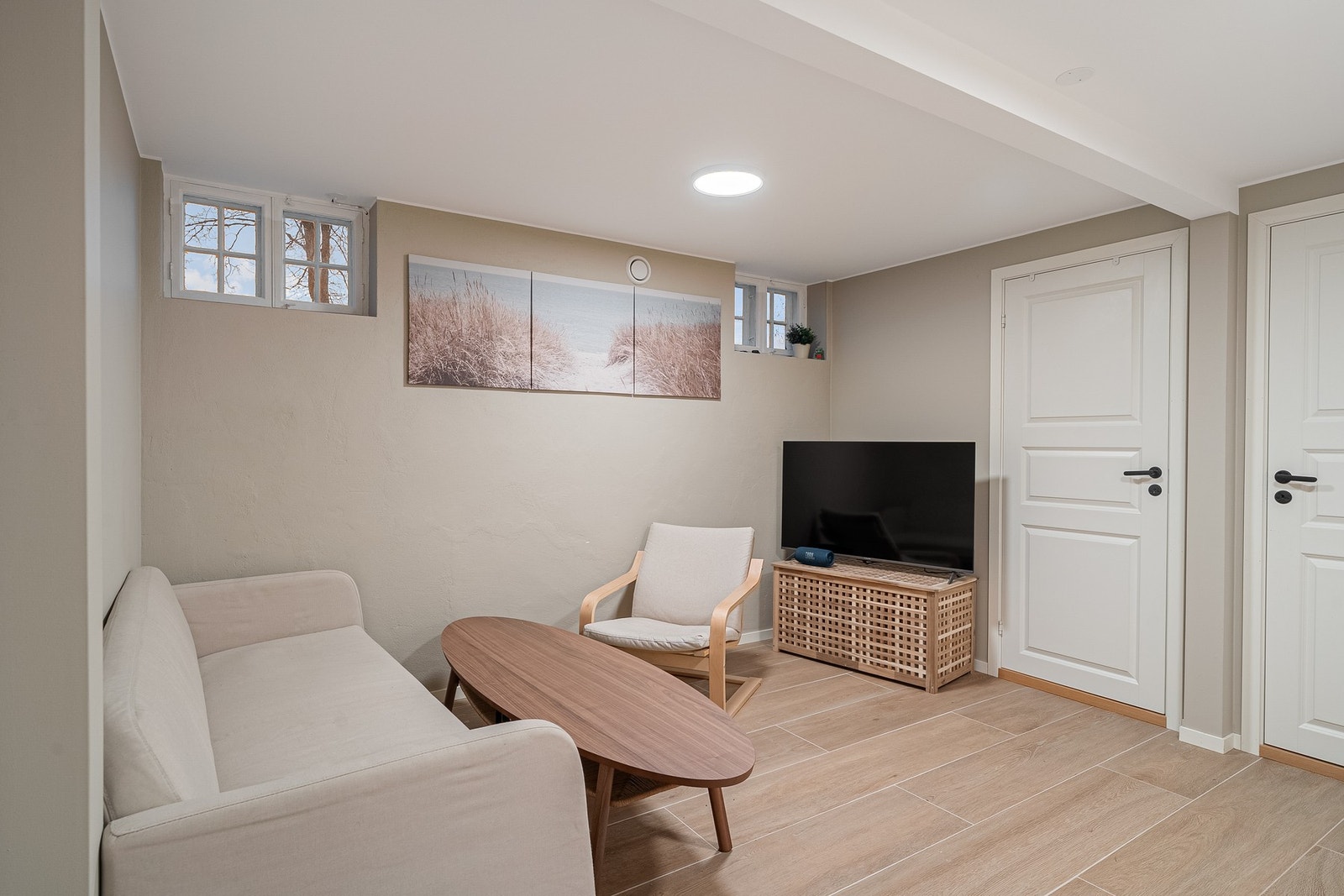 Stue og kjøkken ligger i åpen løsning og måler 15 kvm. Galleribilde