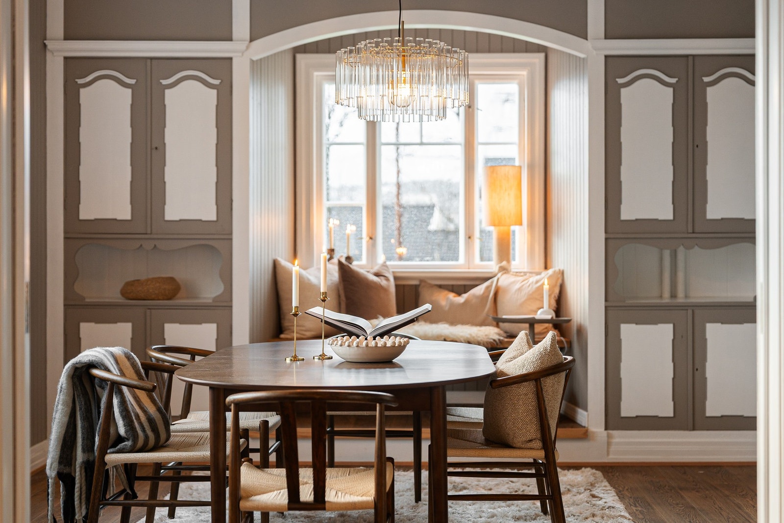 Spisestuen former et flott karnapp med plassbygd benk. Galleribilde