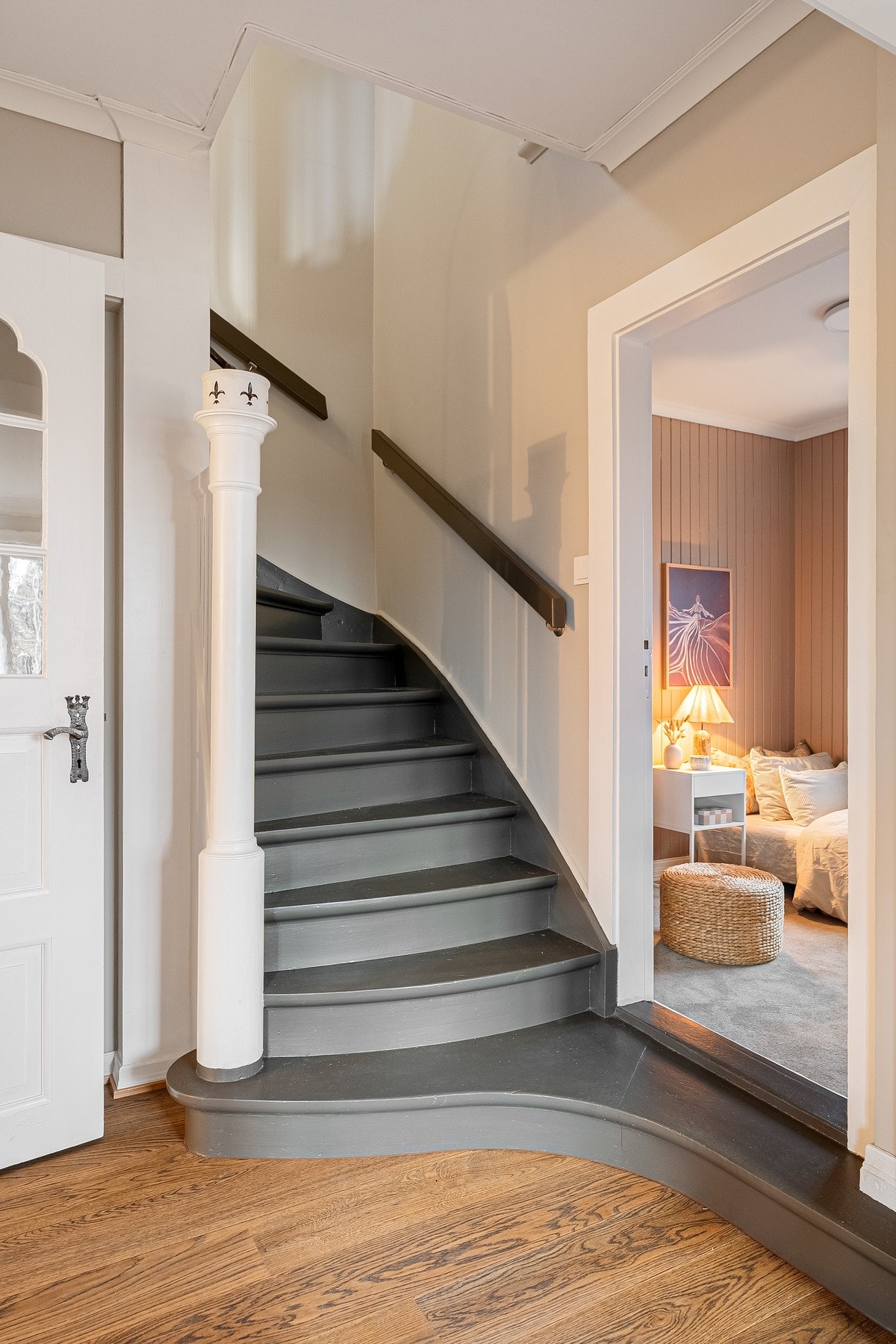 Stor, staselig trappegang mellom de vakre etasjene. Galleribilde