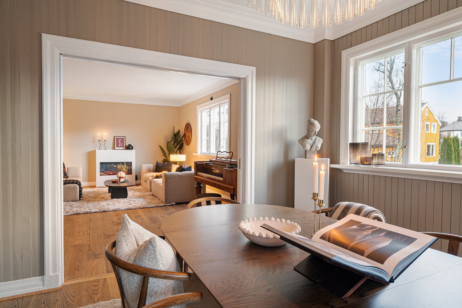 Selger har vært i kontakt med byantikvaren som har vært positiv til å sette inn verandadør i stuen. Galleribilde