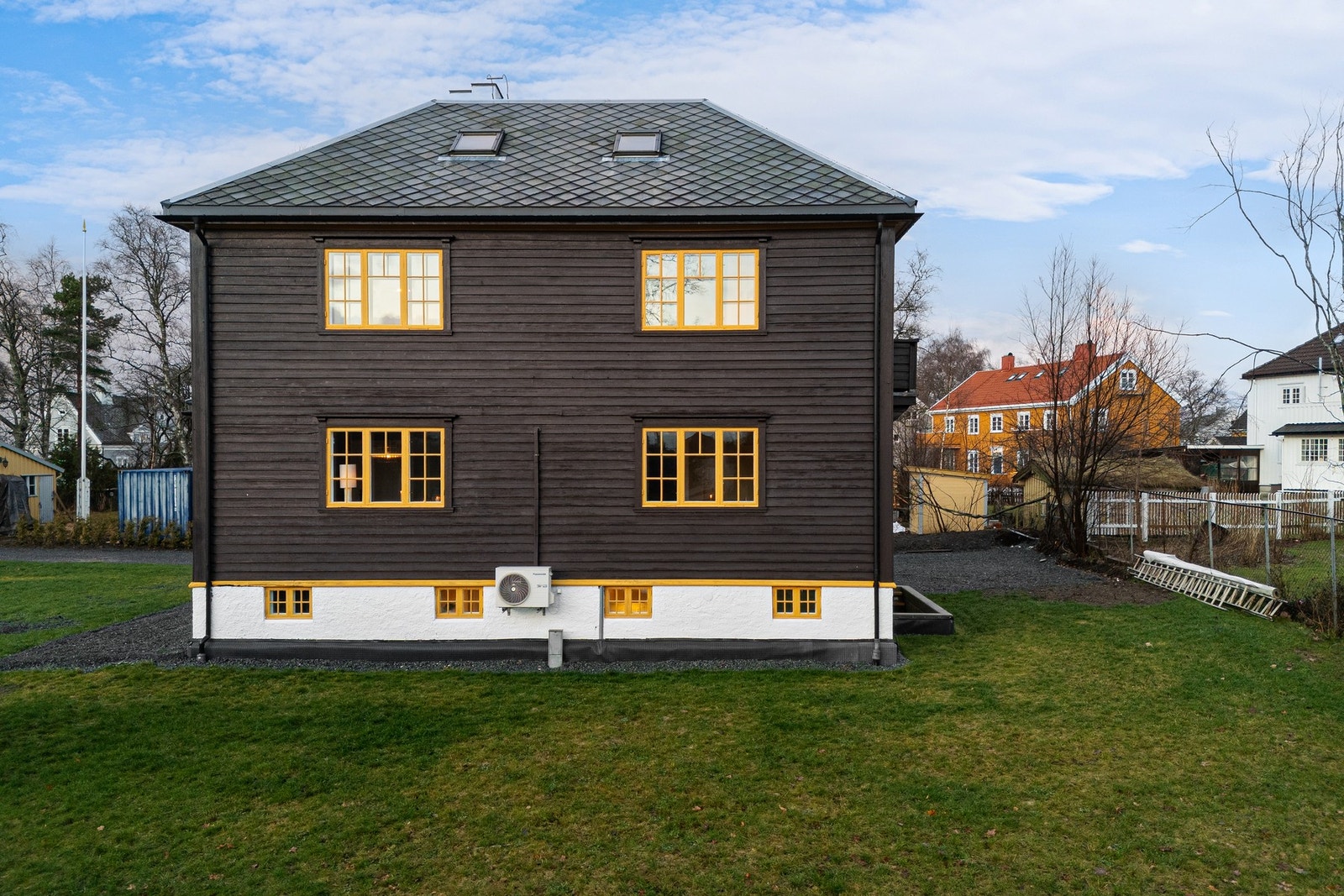 Eiendommen ligger i et attraktivt og ærverdig villastrøk på Nedre Singsaker. Bydelen består av villaer oppført fra ca. 1880 og utover, og flere av husene er tegnet av kjente arkitekter fra miljøet ved gamle NTH. Området er rolig og fredelig uten nevneverd Galleribilde