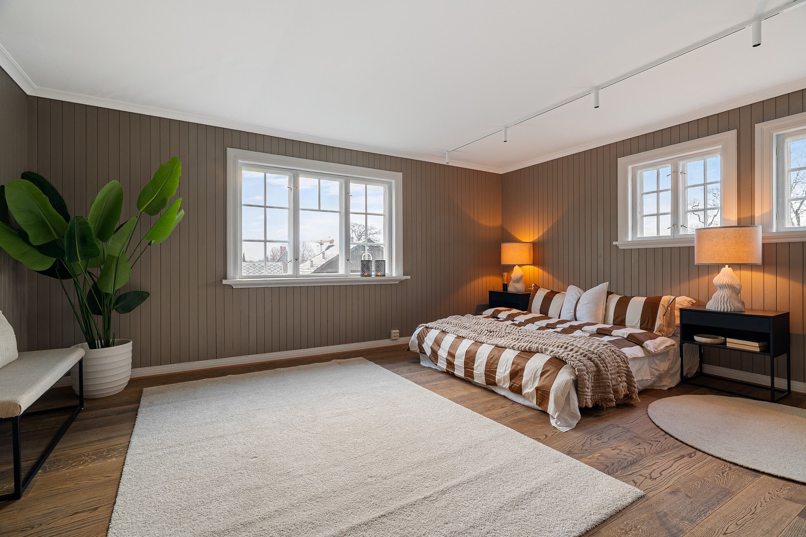 Romslig hovedsoverom, beskrevet som stue på plantegningen, måler 32 kvm. Galleribilde