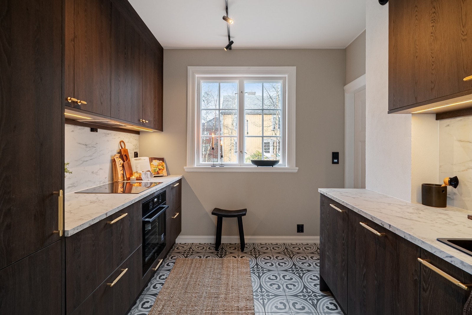 Legg merke til de lekre flisene på gulvet, som også har behagelig varme. Galleribilde