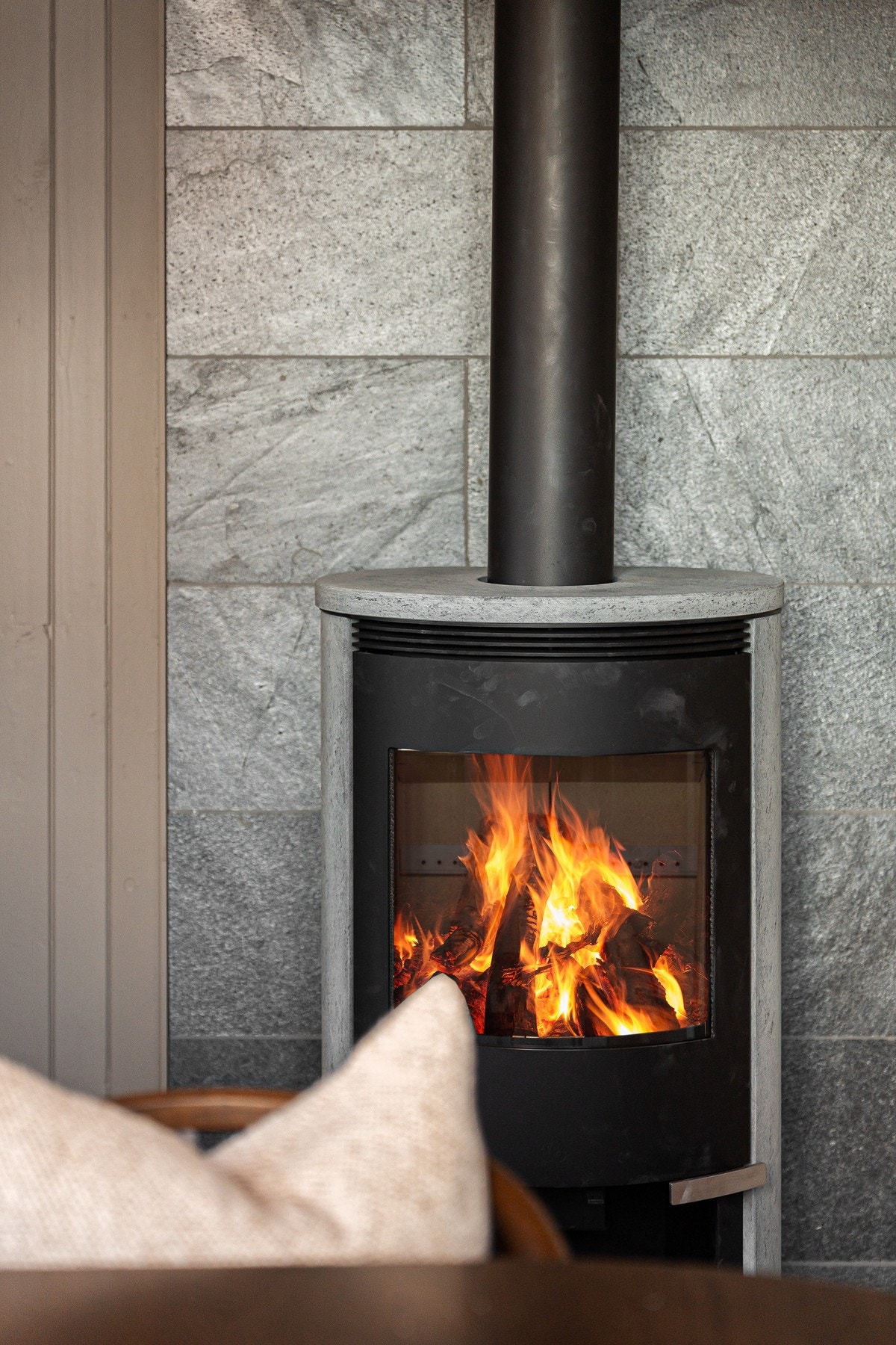 En pen og effektiv klebersteinsovn pryder spisestuen. Galleribilde