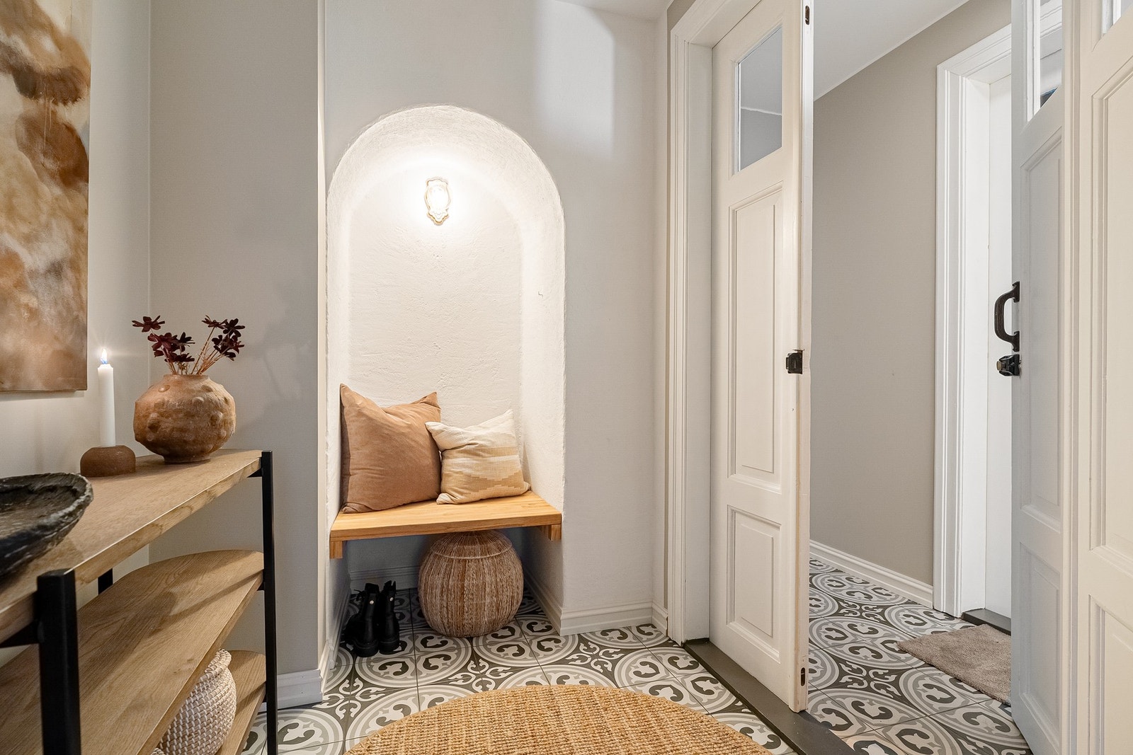 Svært hyggelig og flott entré med originale doble dører med glass, og flislagt gulv med varmekabler. Galleribilde