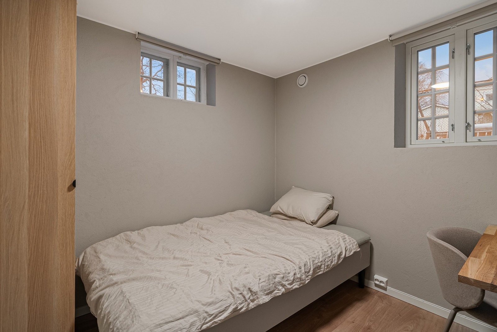 Underetasjen er godkjent med et soverom og en alkove. Dette er soverom som opprinnelig er en del av stuen. Galleribilde