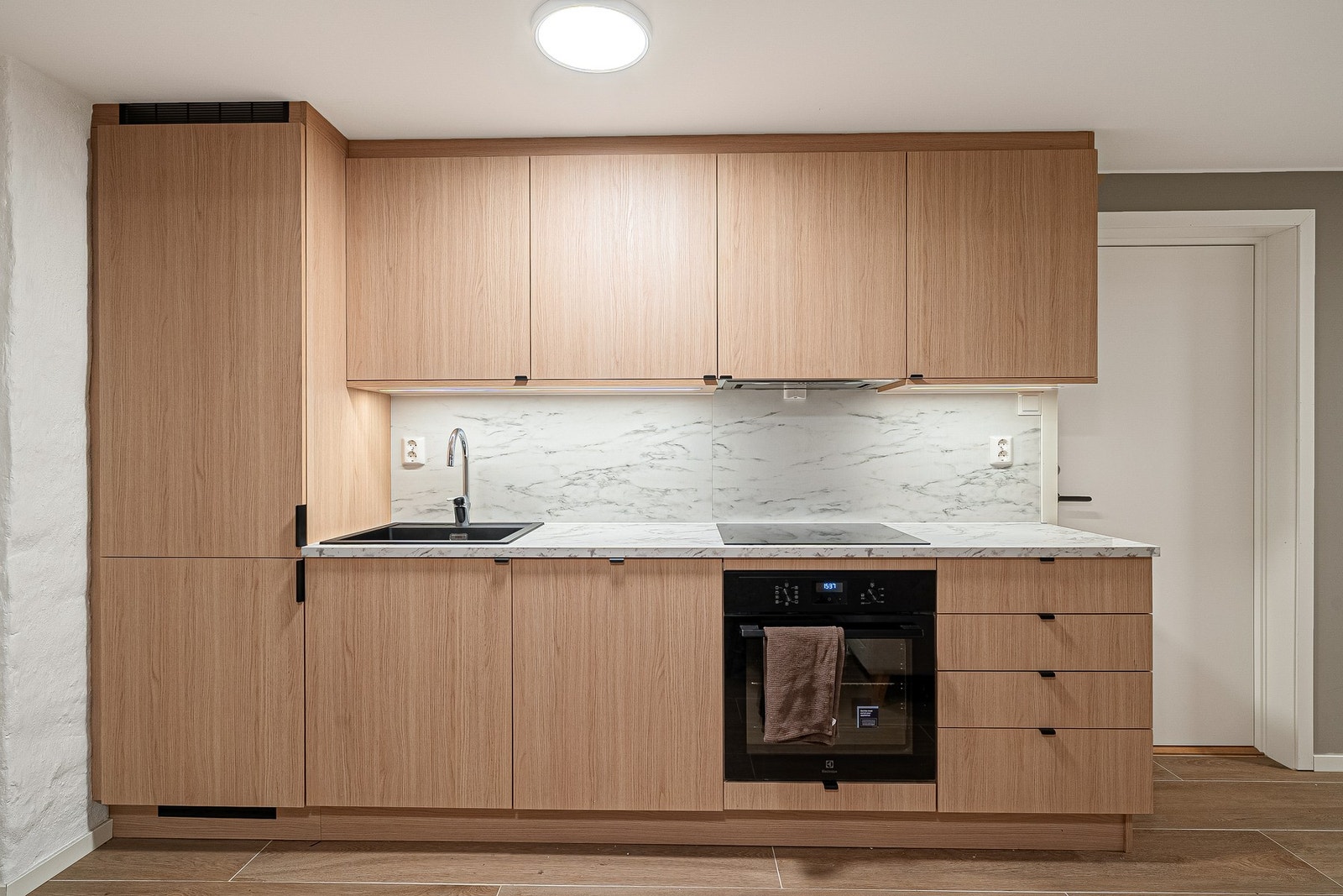 Underetasjen har godkjent bruksendring med hybelleilighet med egen inngang. Galleribilde