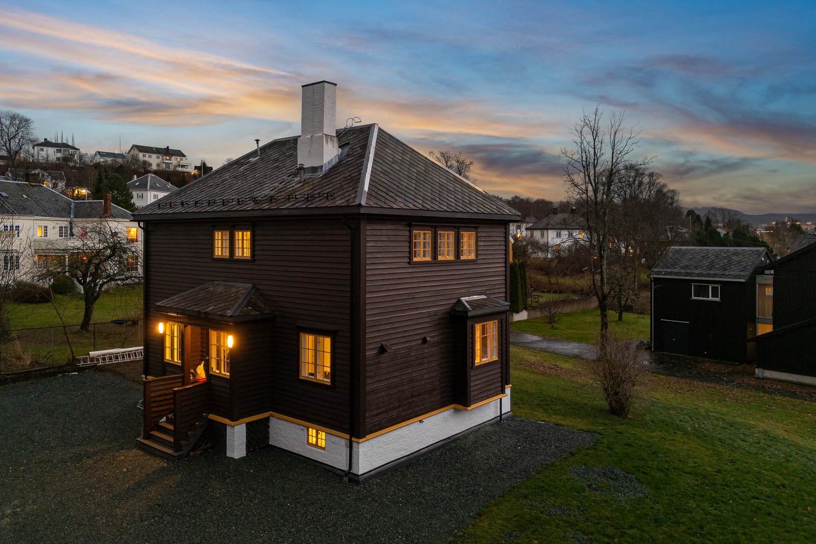 Herskapelig og sjelden villa fra 1928 med velbevart stil, sjel og arkitektonisk særpreg. Galleribilde