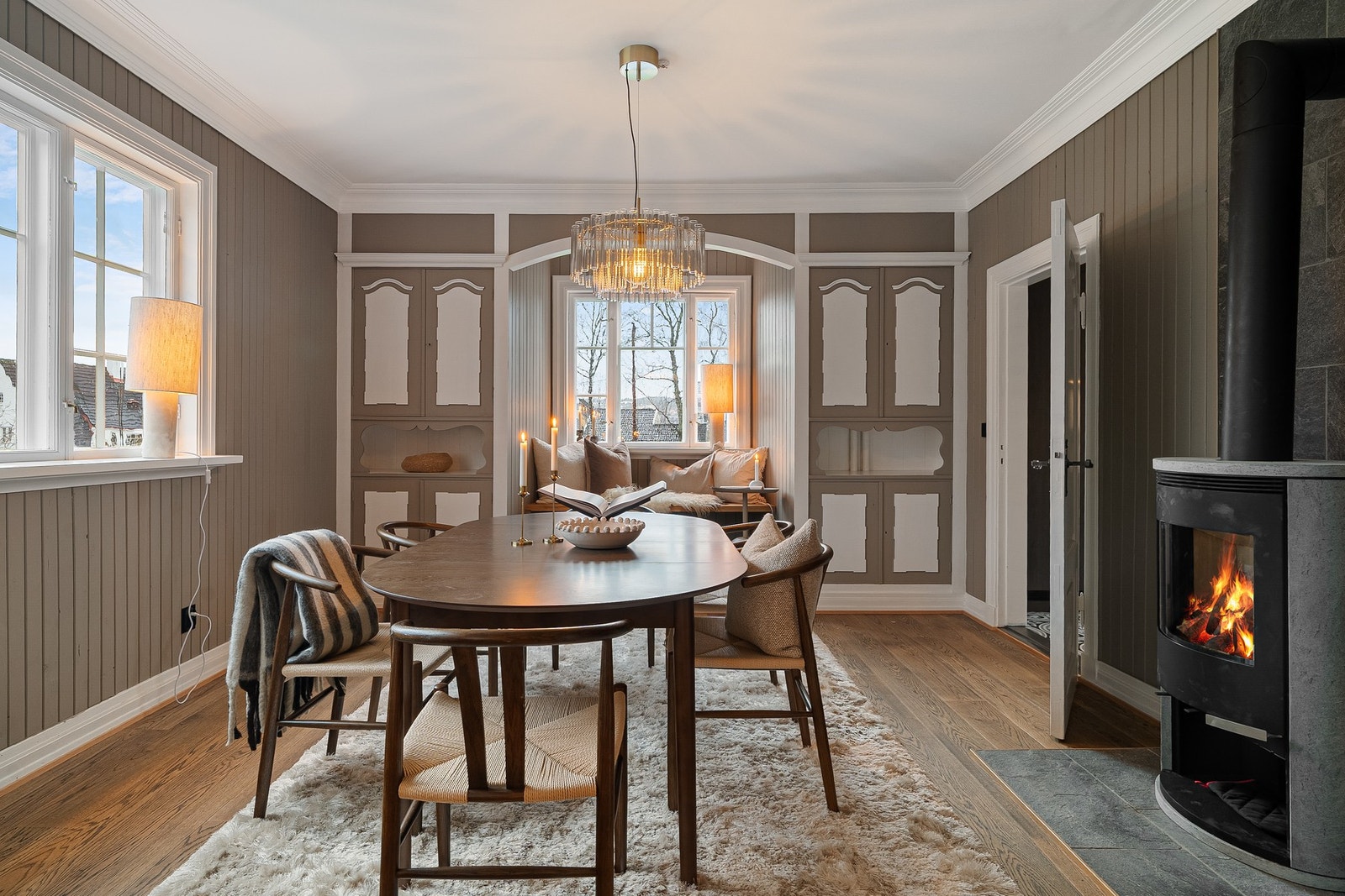 De plassbygde skapene i spisestuen er som et vakkert kunstverk i spisestuen. Galleribilde