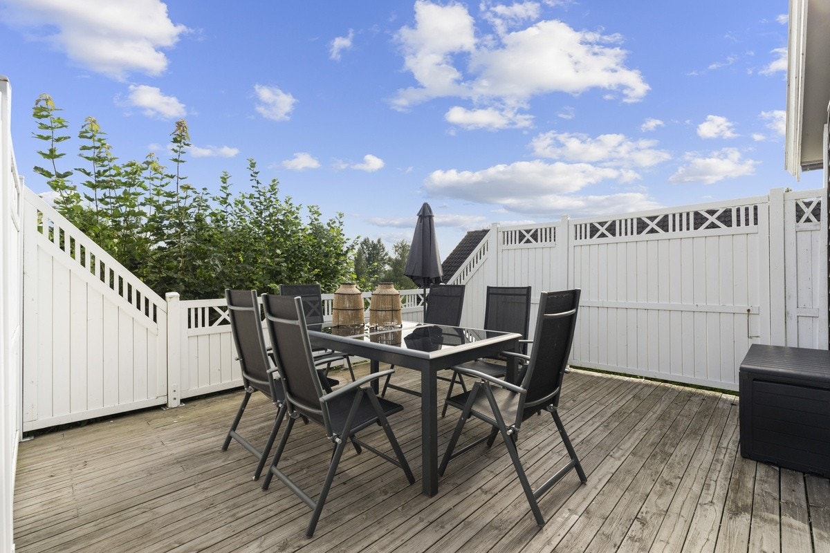 Terrasse med spisegruppe og grill Galleribilde
