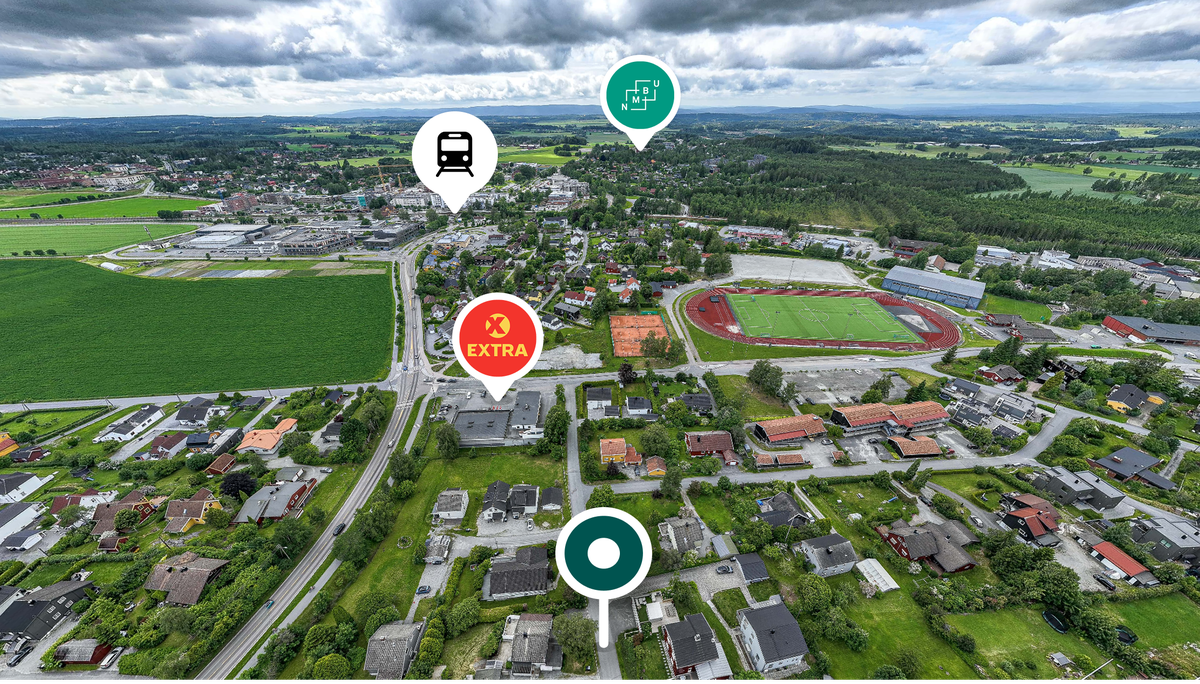 Dronefoto med avstand til butikk, tog og NMBU Galleribilde