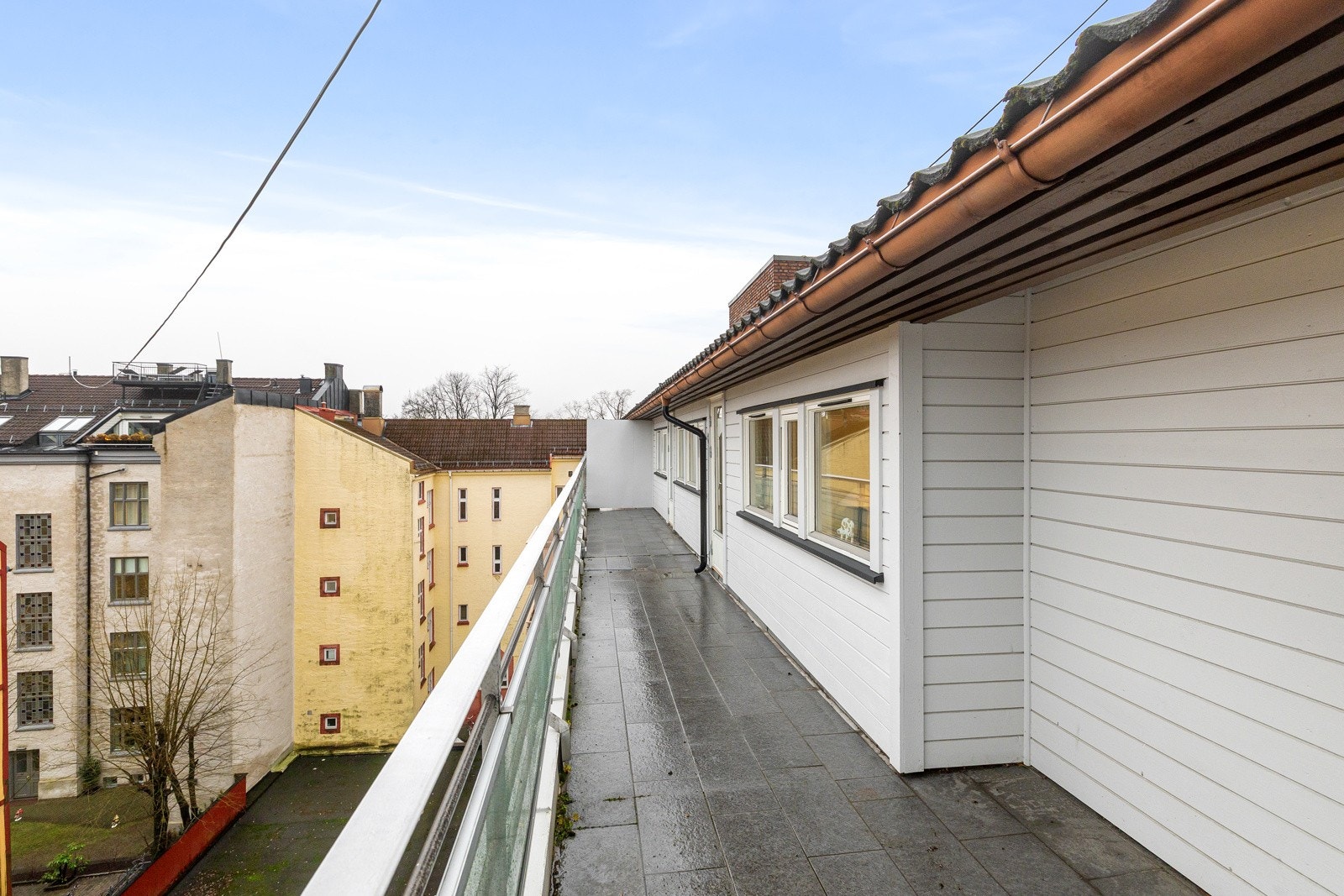 Terrassen har adkomst fra både spisestuen og hovedsoverommet. Galleribilde