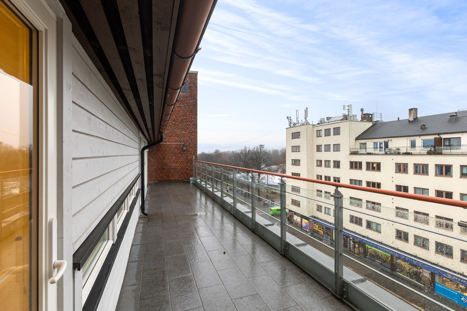 Fra stuen er det utgang til leilighetens flotte nordvestvendte takterrasse, med god plass til utemøblement og grill. Galleribilde