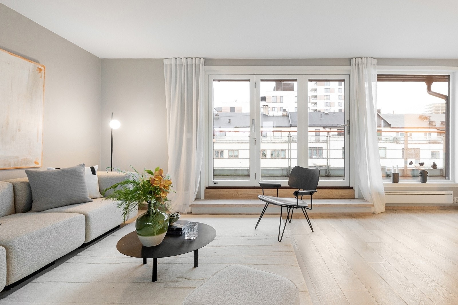 vindusflater slipper inn rikelig med naturlig lys, og vinduene samt balkongdøren er fra 2022. Galleribilde