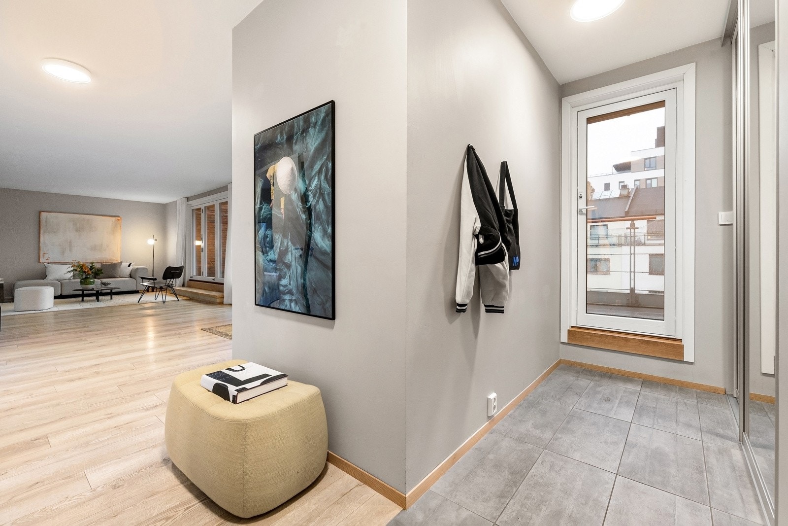 Flislagt entré innredet med stor skyvedørsgarderobe hvor yttertøy kan ryddes bort. Galleribilde