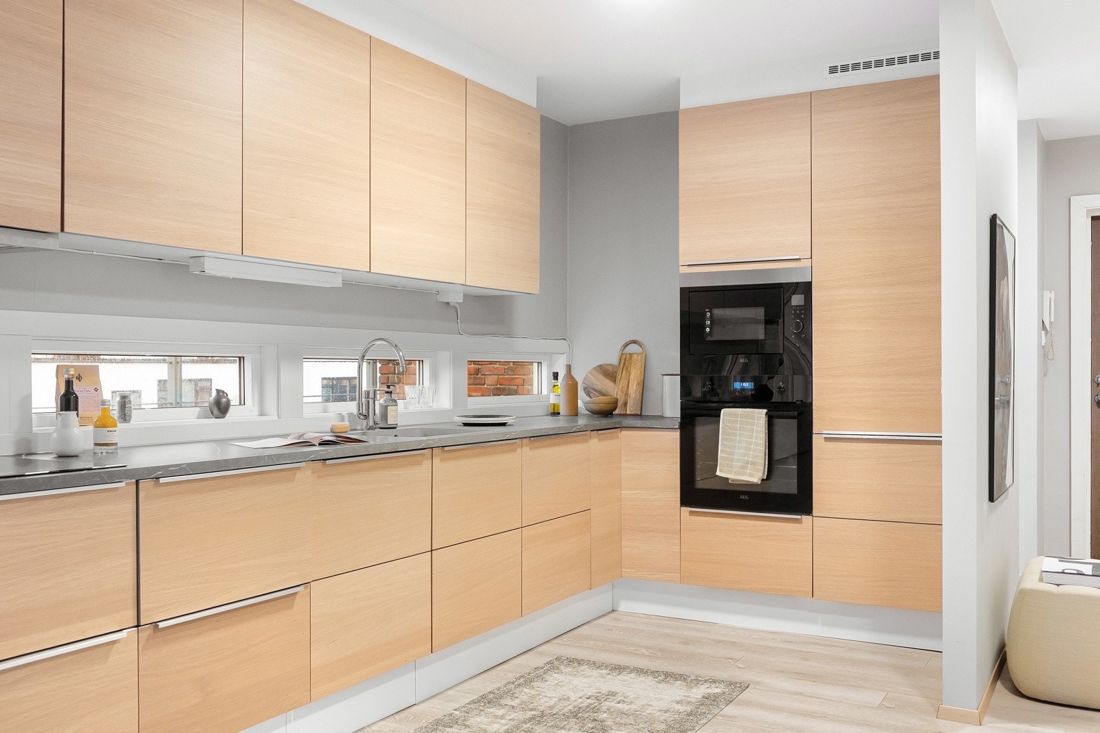 Kjøkkenet er innredet med integrerte hvitevarer som kjøl-/fryserskap, oppvaskmaskin, platetopp, stekeovn og mikro. Galleribilde