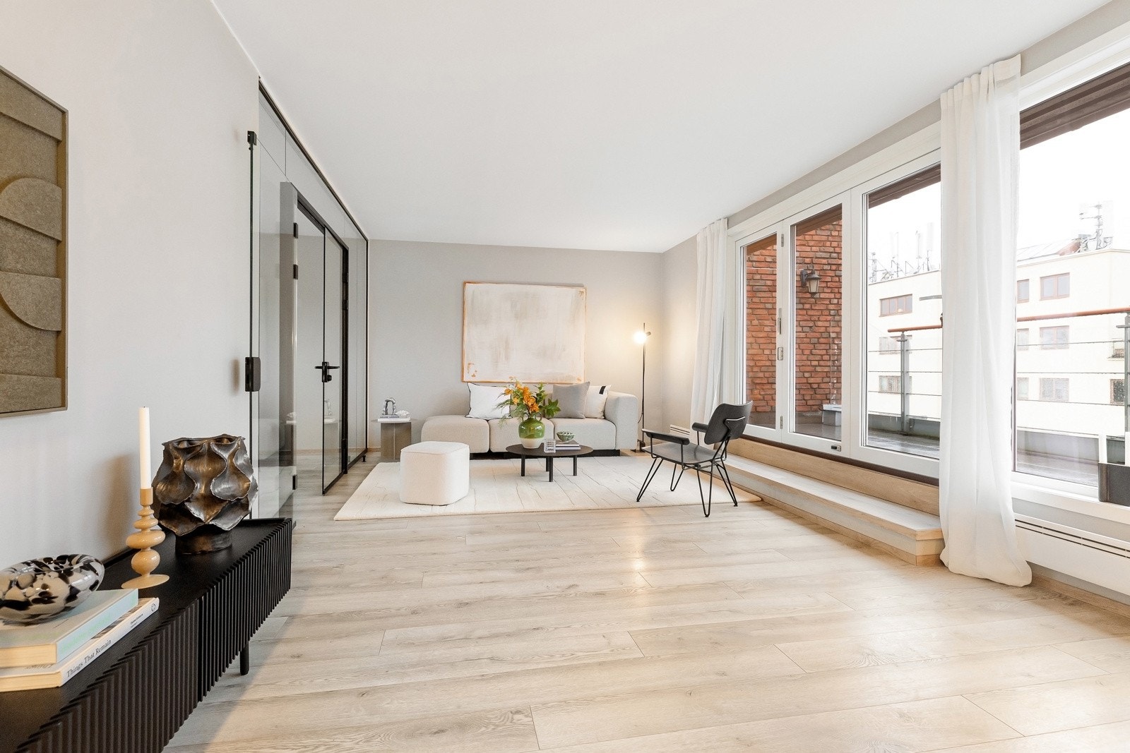 Stuen har god plass til sofagruppe med tilhørende møblement. Galleribilde