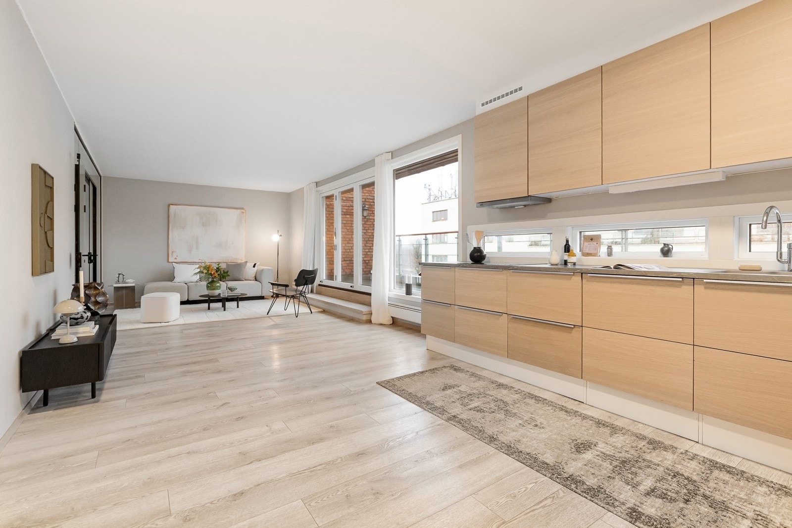 Romslig stue med moderne gulv og lysmalte overflater. Galleribilde