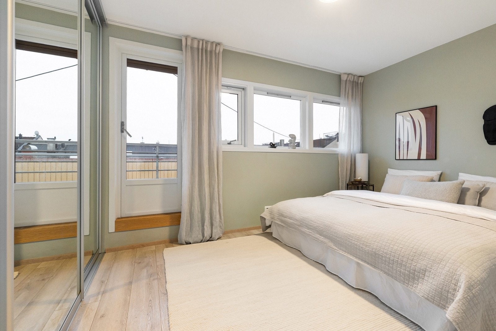 Leiligheten har to gode soverom vendt mot bakgården. Galleribilde