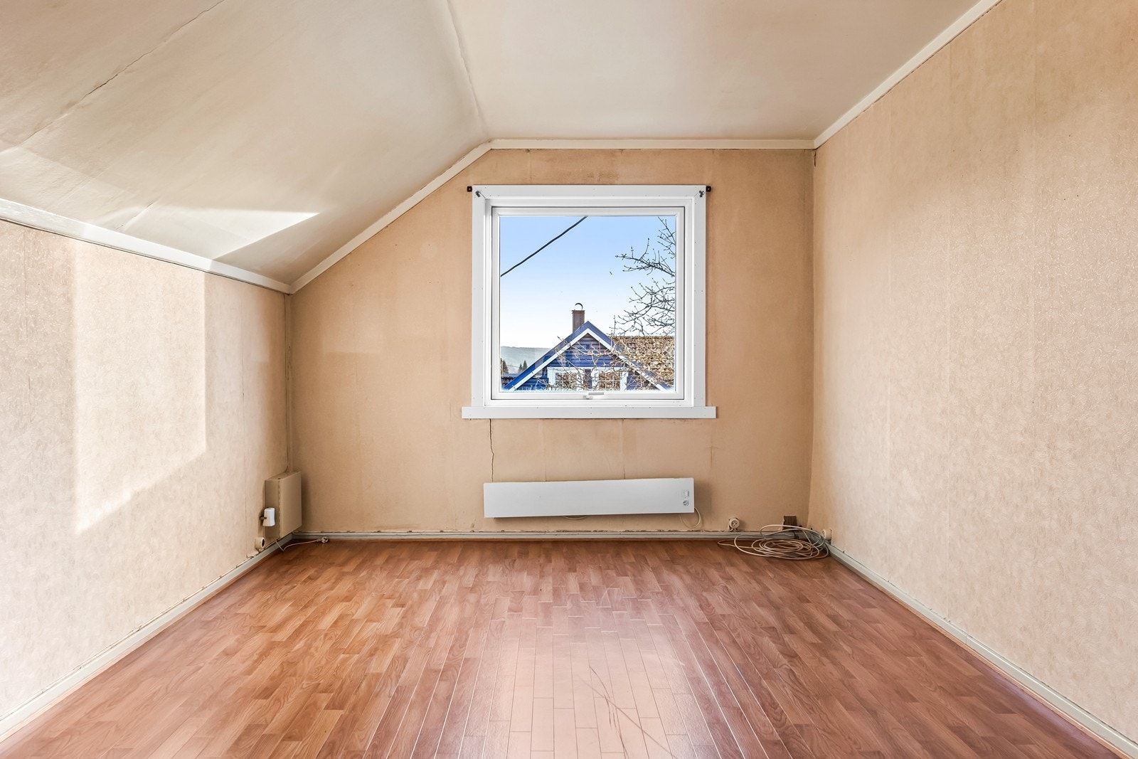 Skråtaket gir rommet en egen karakter. Takhøyden i etasjen varierer. Galleribilde