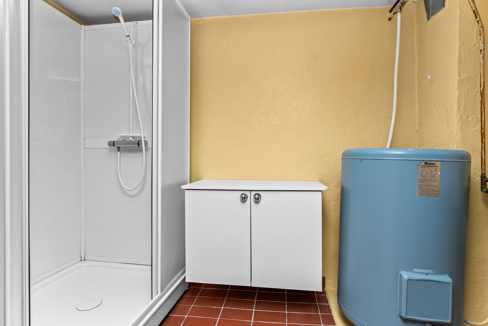 Rommet har dusjkabinett og flislagt gulv. Galleribilde