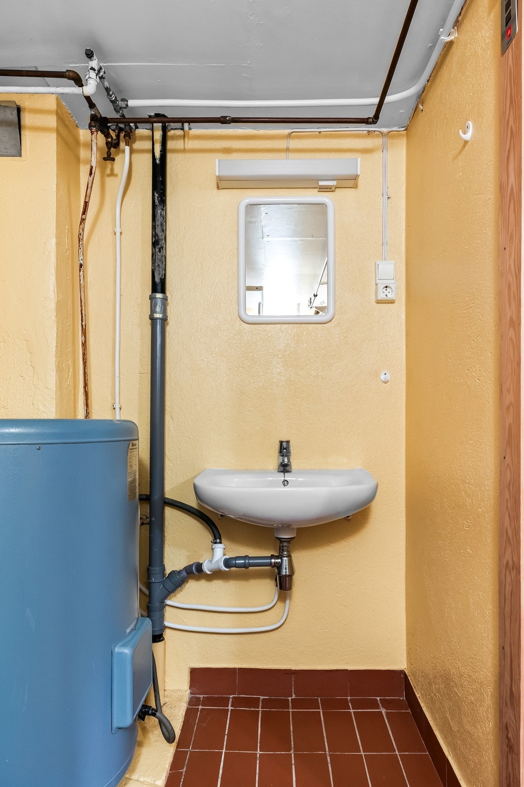 Badet i kjelleren er utstyrt med servant og en 150-liters varmtvannsbereder fra Høyax. Galleribilde