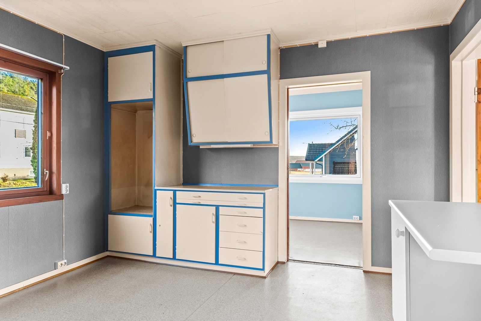 Rommet har opplegg for komfyr og frittstående kjøleskap. Galleribilde