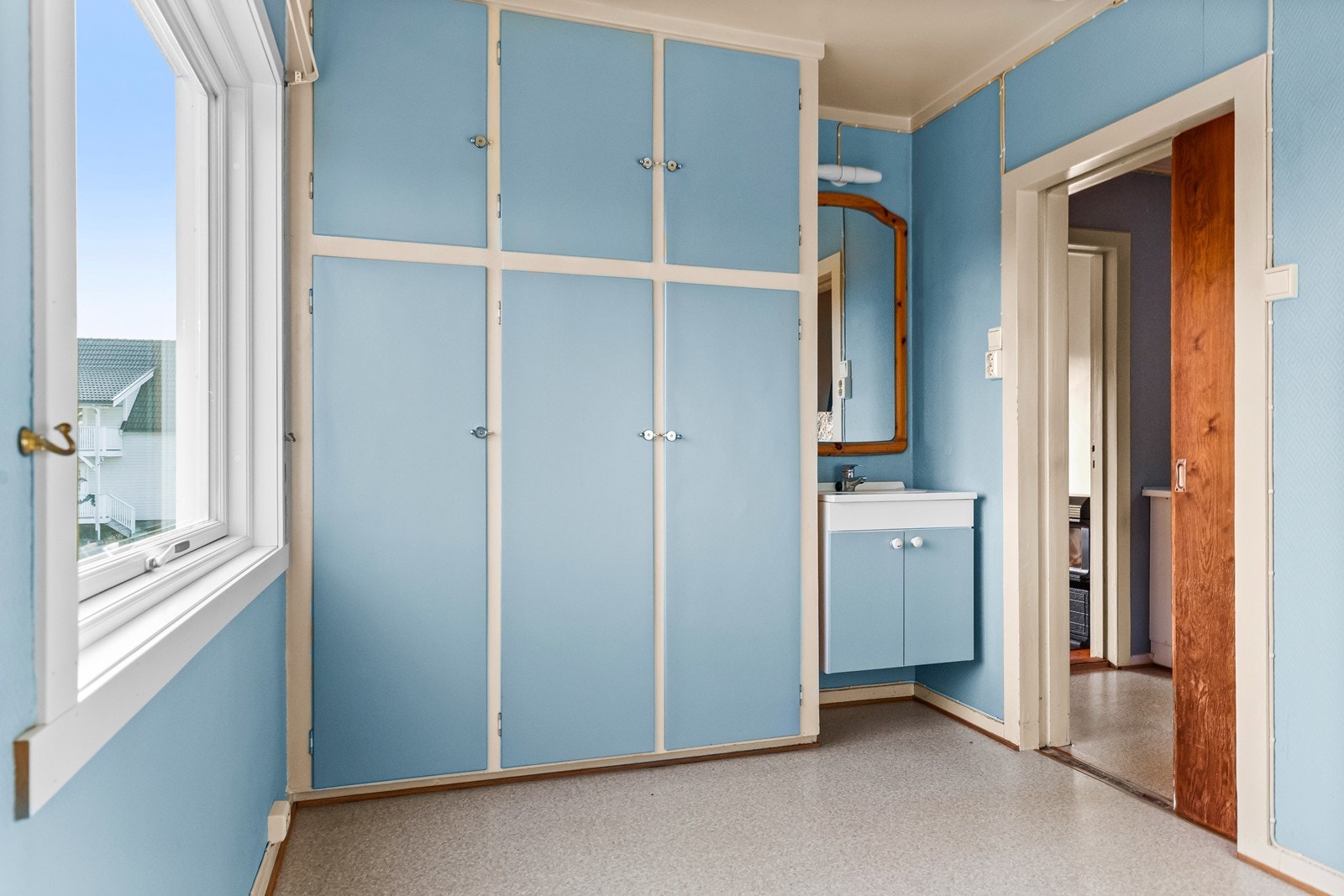 Det andre soverommet har praktiske, plassbygde skap og servant. Galleribilde