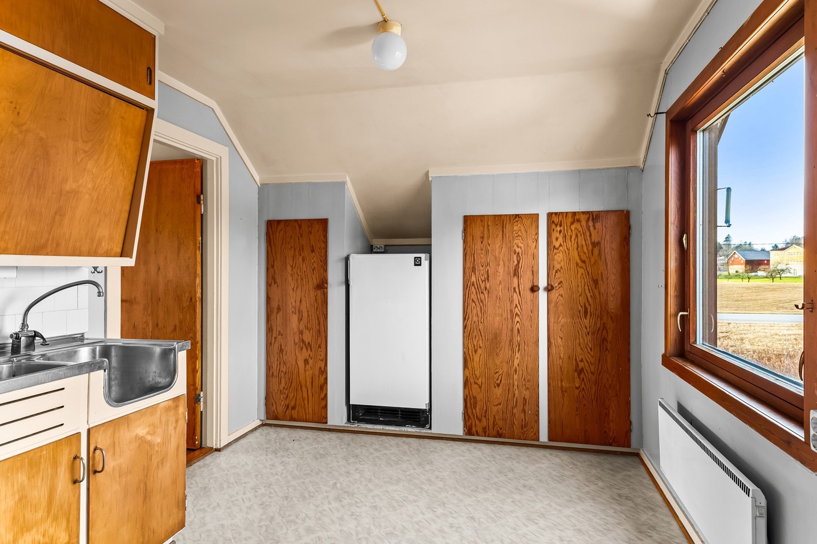 Her er det opplegg for komfyr og plass til frittstående kjøleskap. Galleribilde