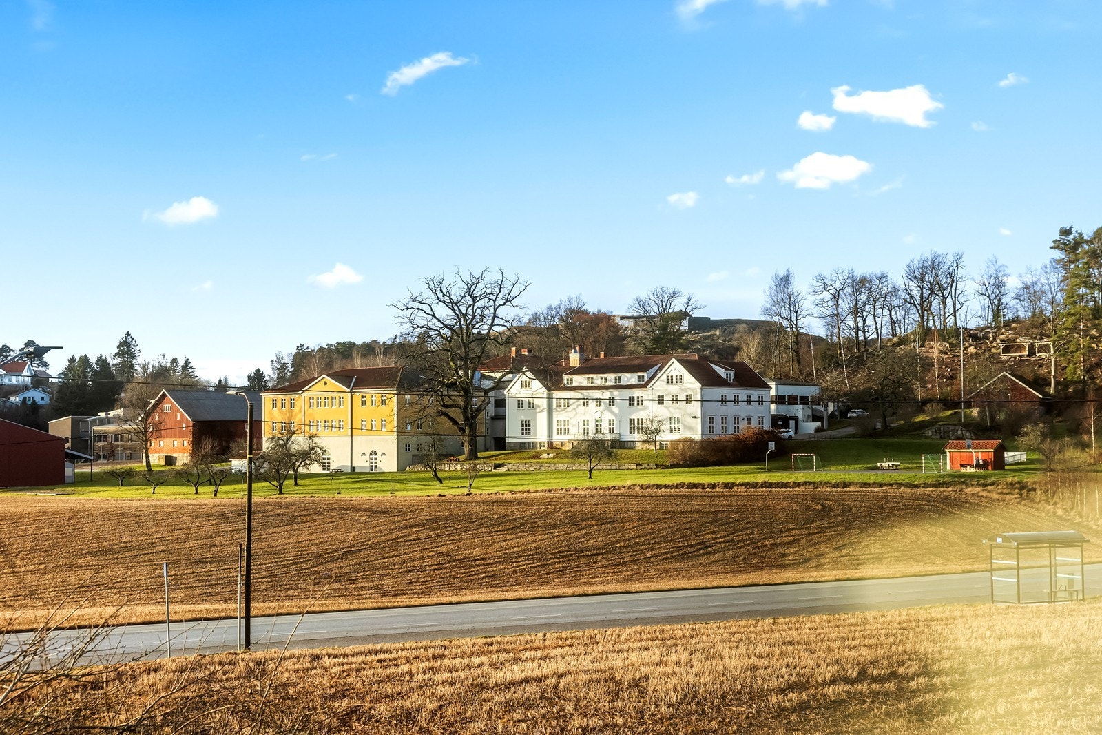 Kort avstand til flere skoler, blant annet Halden videregående skole, avdeling Risum, kun 300 meter unna. Galleribilde