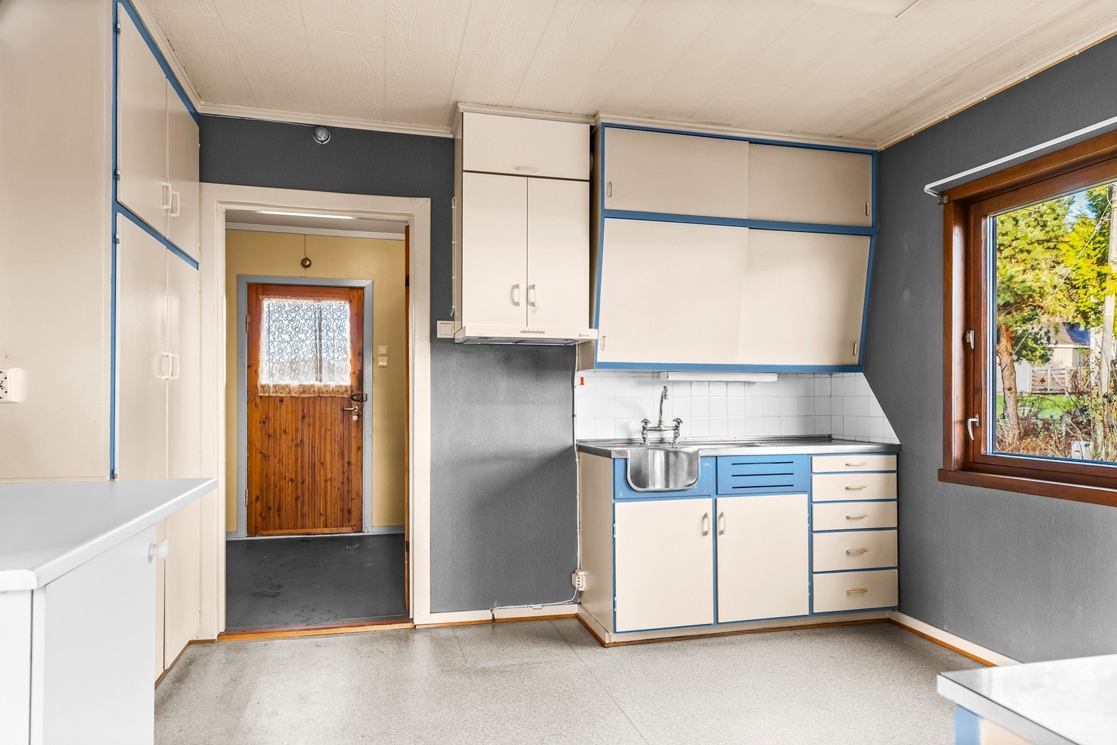 Kjøkkenet i første etasje har innredning fra byggeår med over- og underskap. Galleribilde