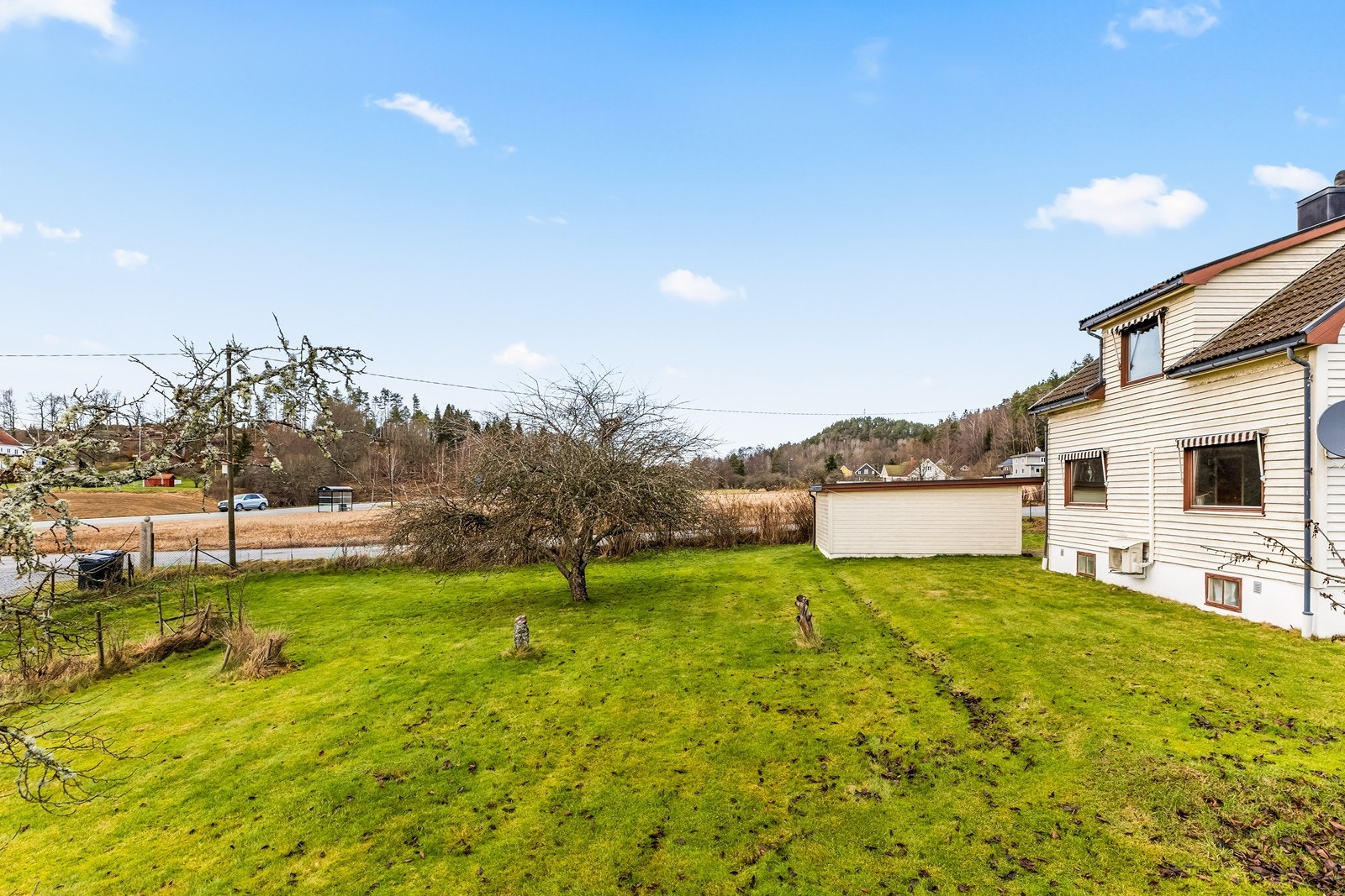 Stor hage med gressareal og beplantning. Galleribilde