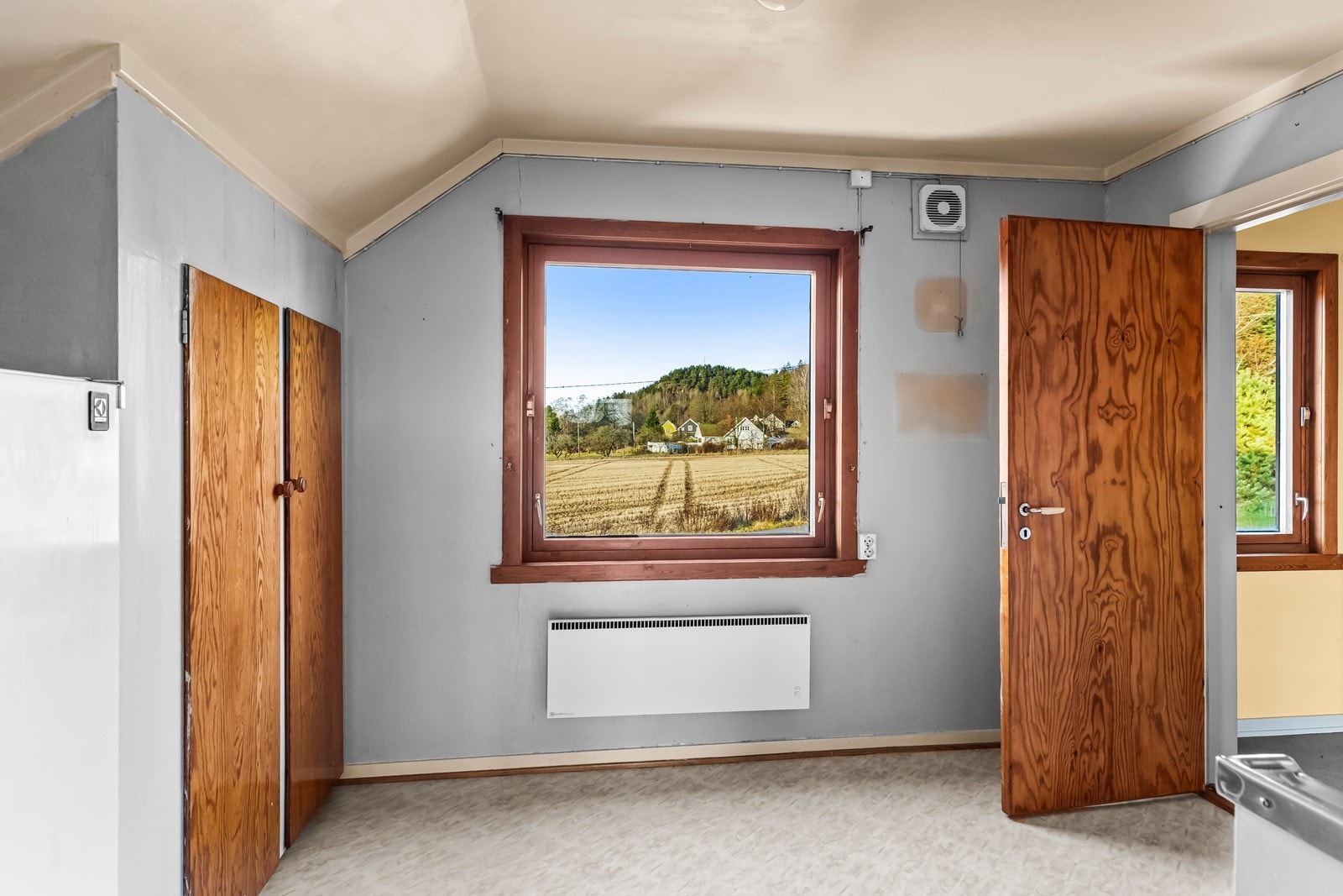 Vinduet på kjøkkenet gir utsikt over nærområdets landskap. Galleribilde