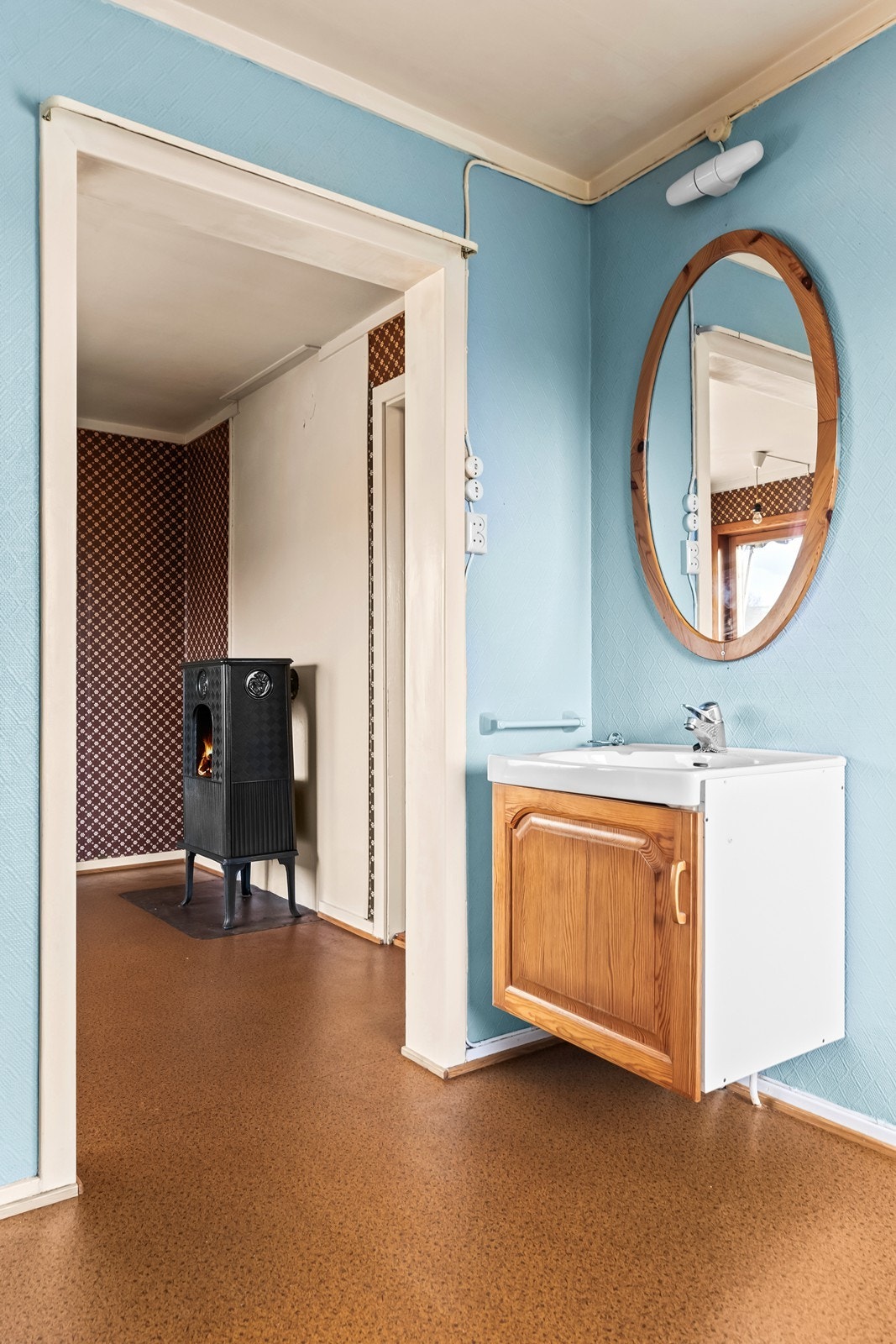 Stuen i andre etasje har en vedovn for ekstra varme. Galleribilde